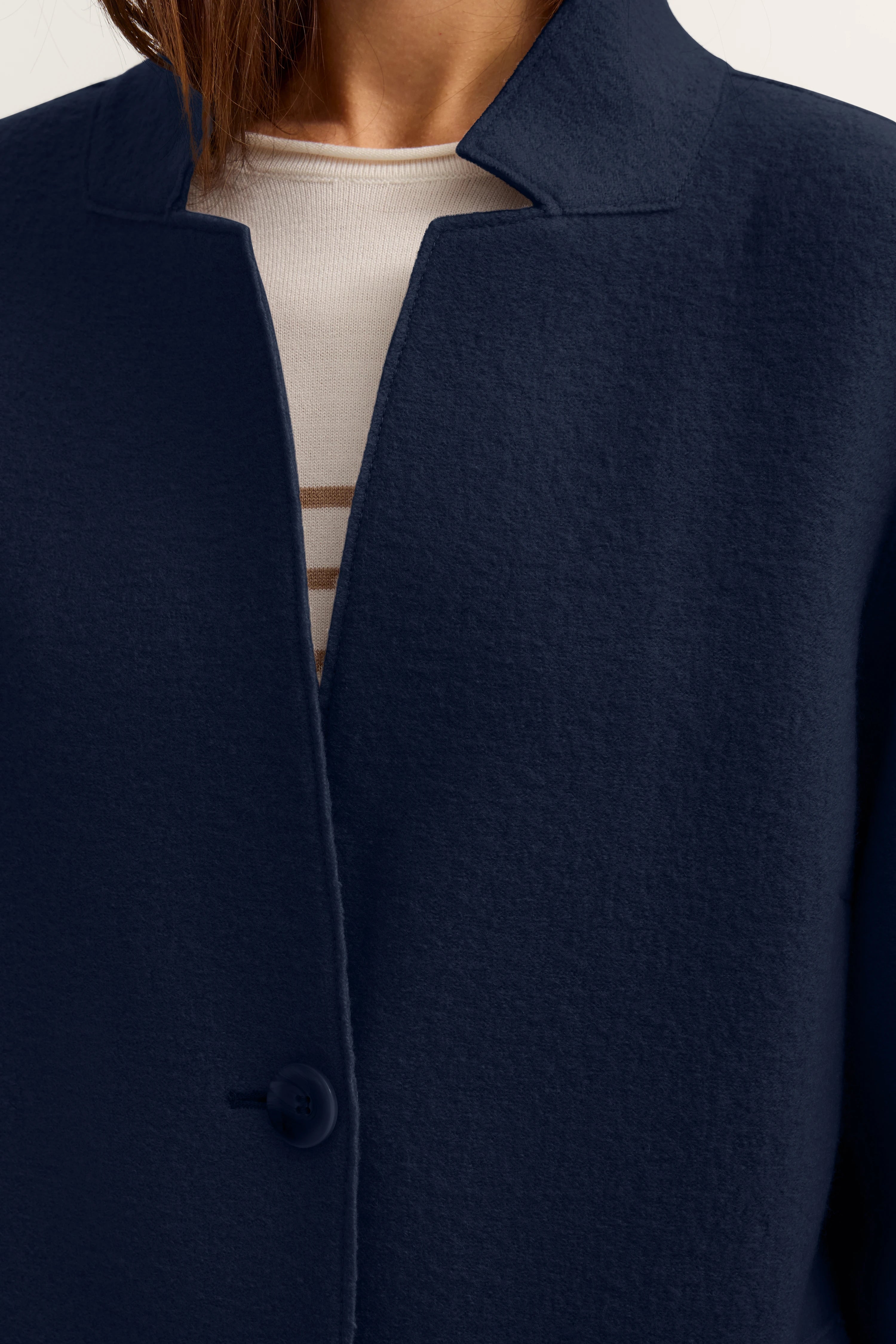 Dunkelblauer bugatti Mantel, Büstenbild, eleganter Look mit Knopfdetail.