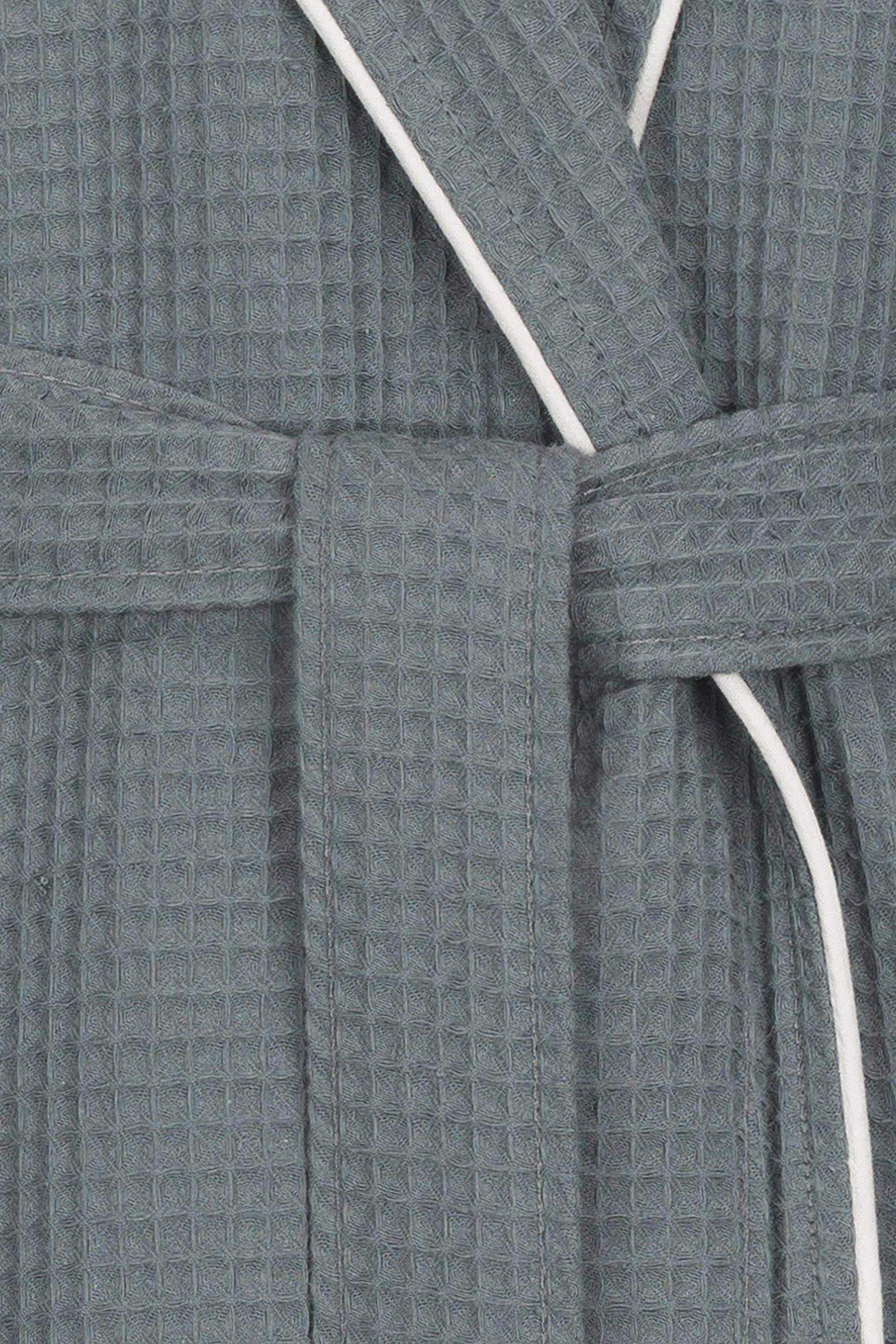 Grauer Waffel-Piqué Bademantel mit weißem Rand, Detailaufnahme, kein Model.