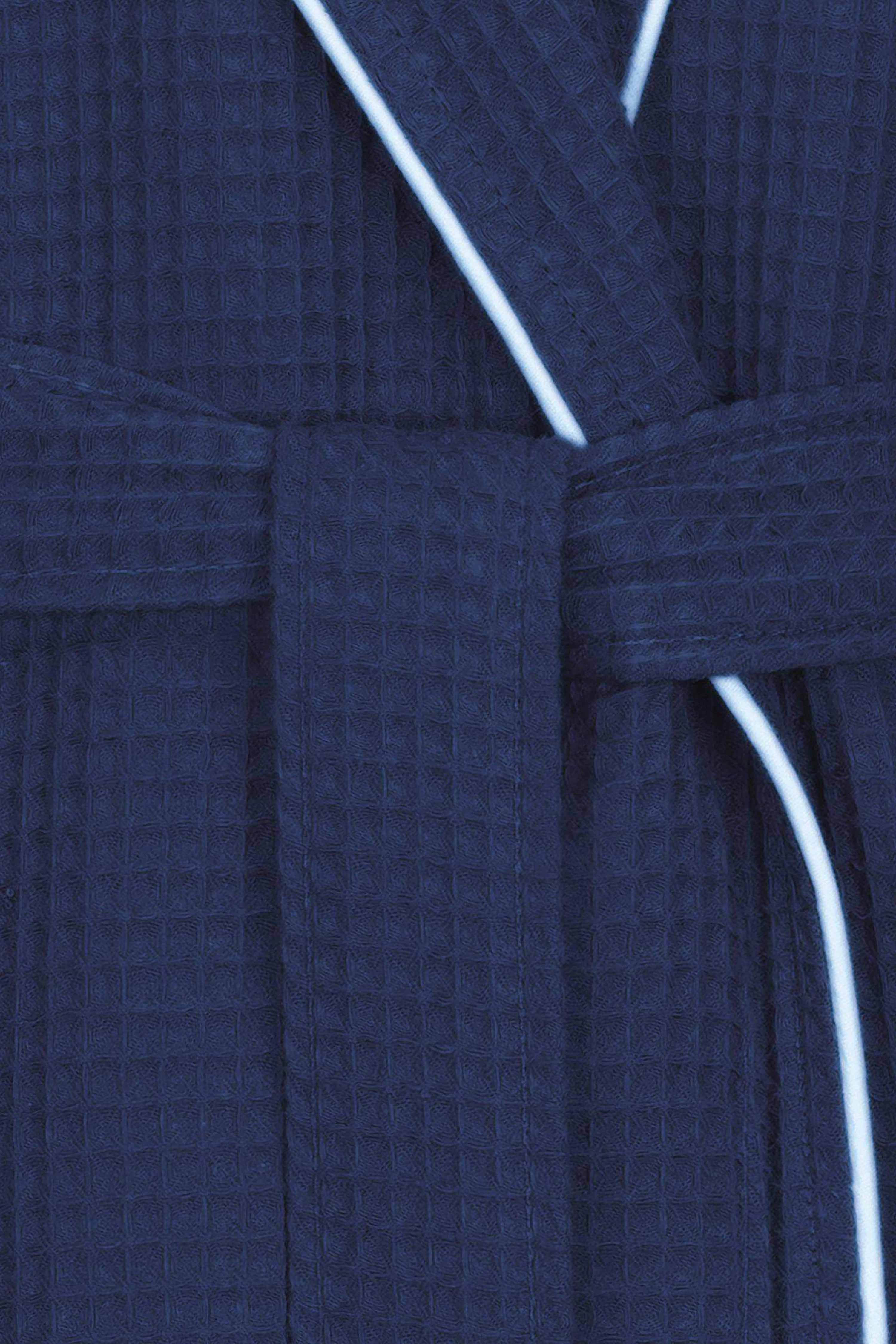 Dunkelblauer bugatti Morgenmantel, Waffelmuster, weiße Paspeln, Detailaufnahme, eleganter Stil.