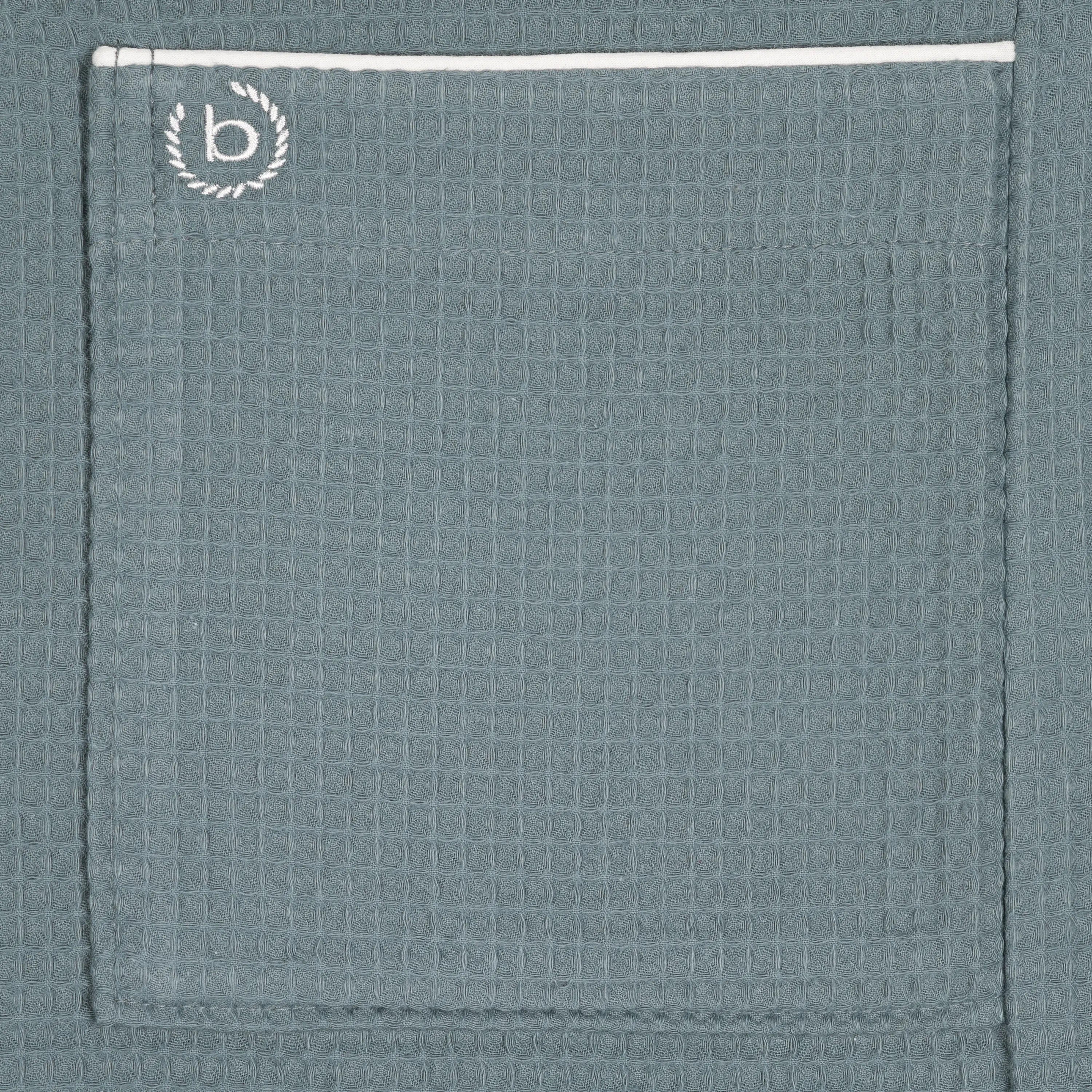 Blaues bugatti Waffelmuster-Detail mit Logo, zeigt Textur und Design.