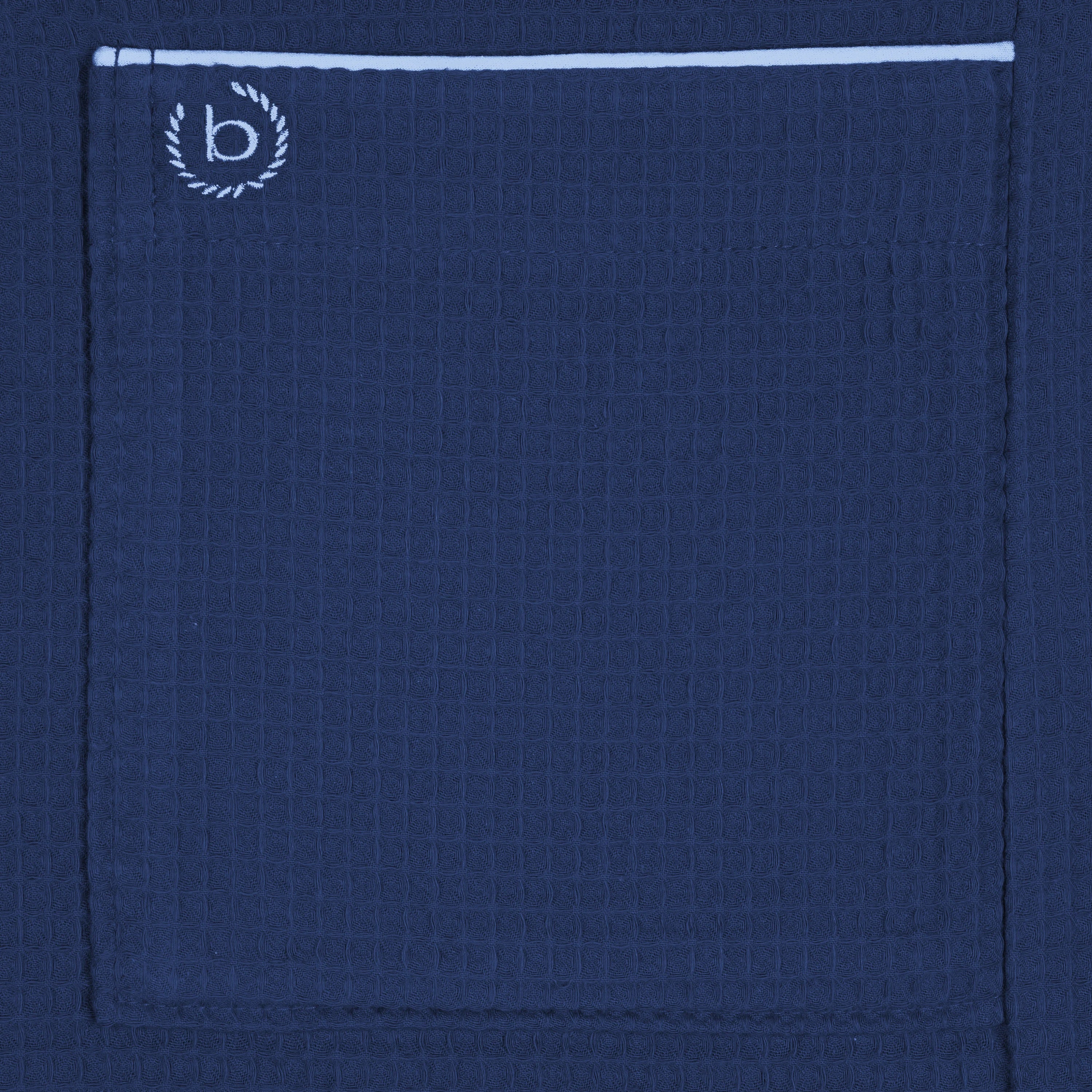 Navyblauer bugatti Bademantel mit Waffelmuster und Brusttasche, Büstenbild.