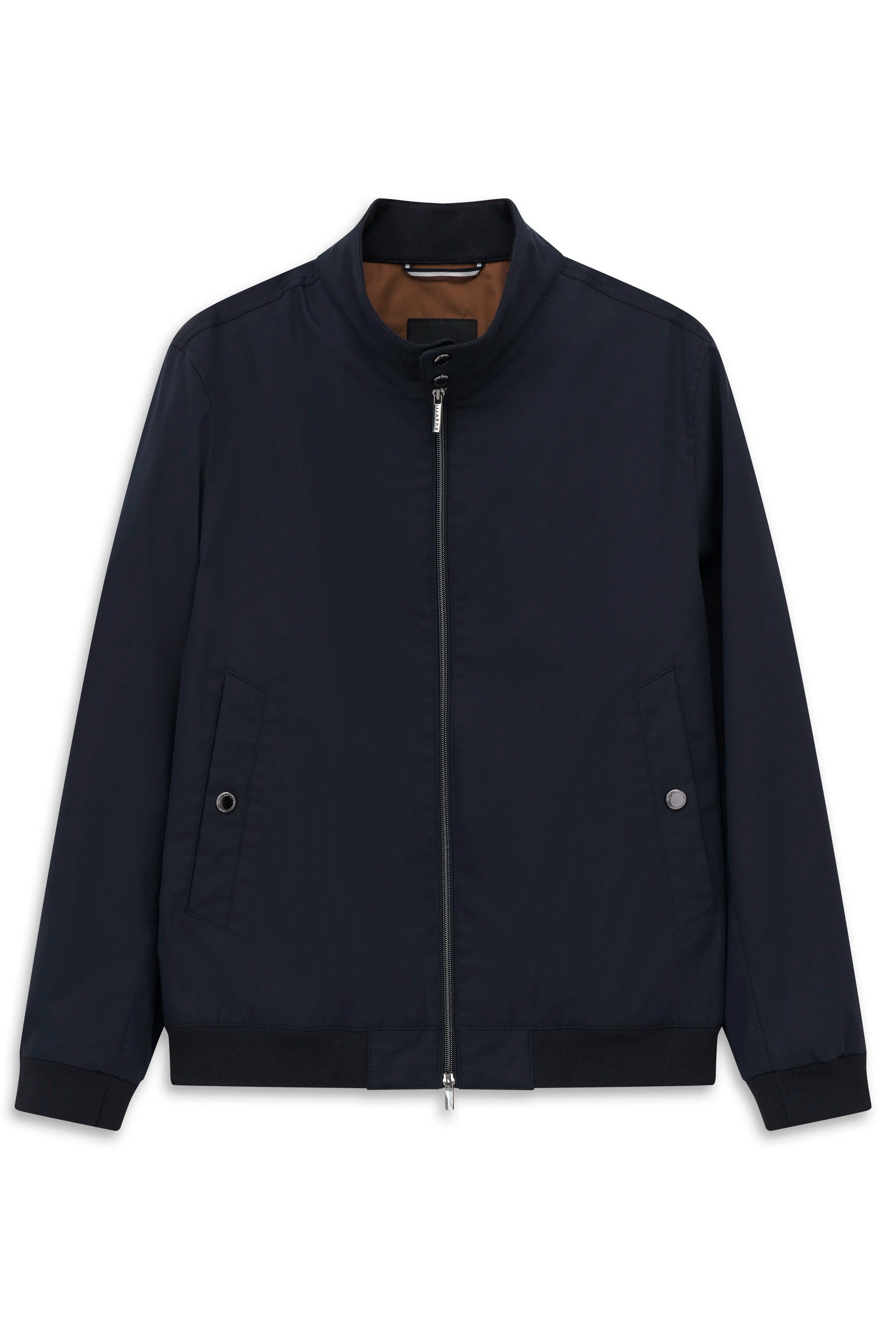 bugatti Herrenjacke in Dunkelblau, lässig getragen, Rückansicht auf Model in cremefarbener Hose.