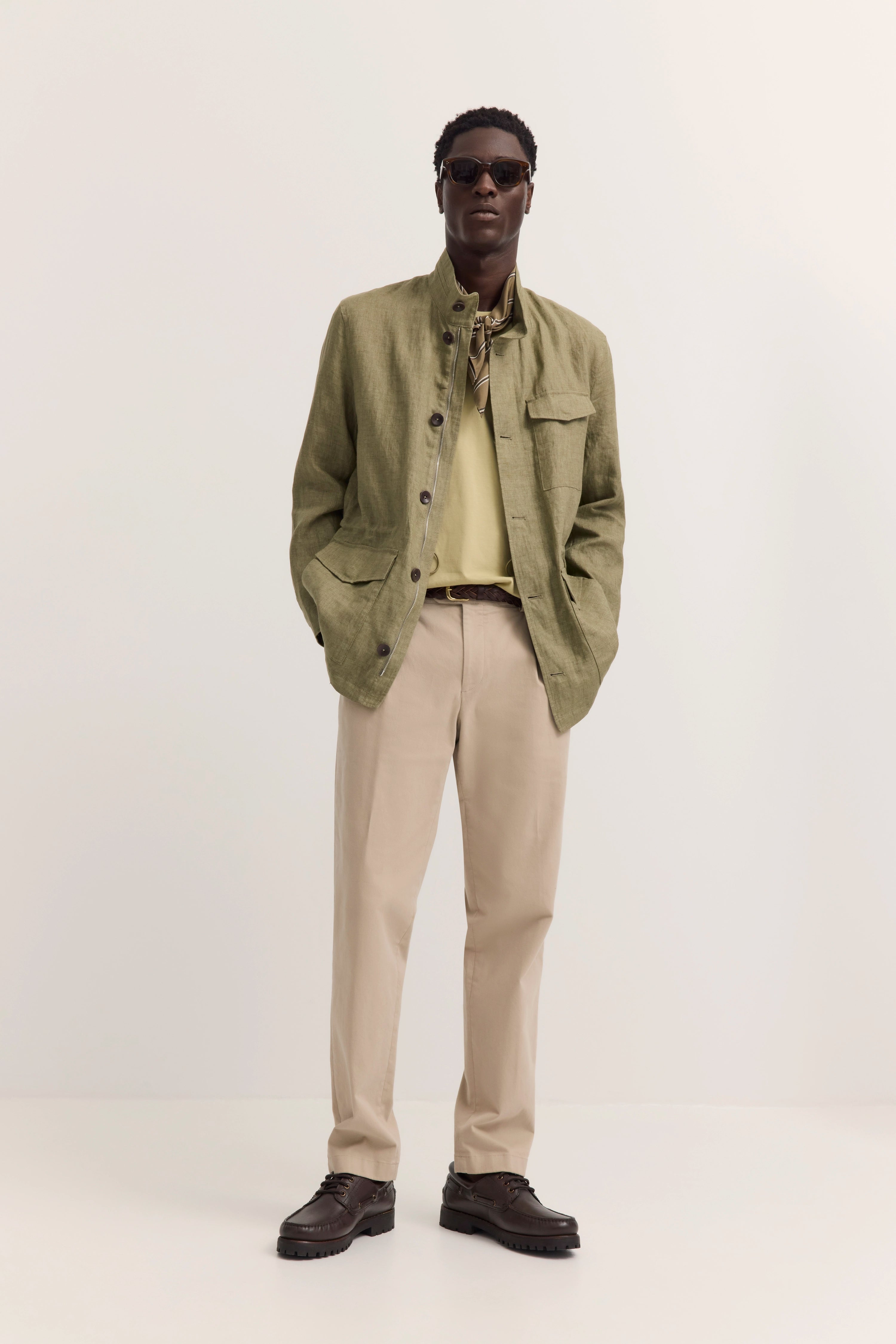 bugatti Outfit: grünes Jackett, beige Hose, gelbes Shirt