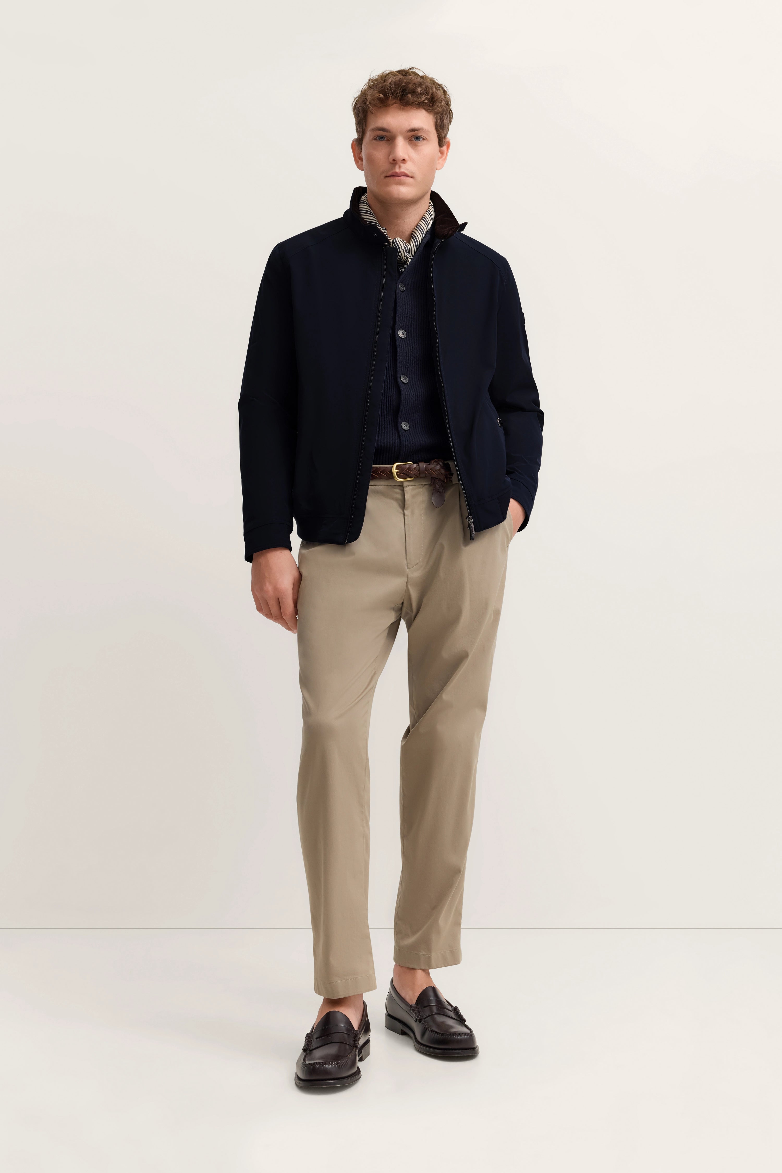 Navy Jacke von bugatti, Rückansicht, über beigen Hosen, legeres Modelbild.