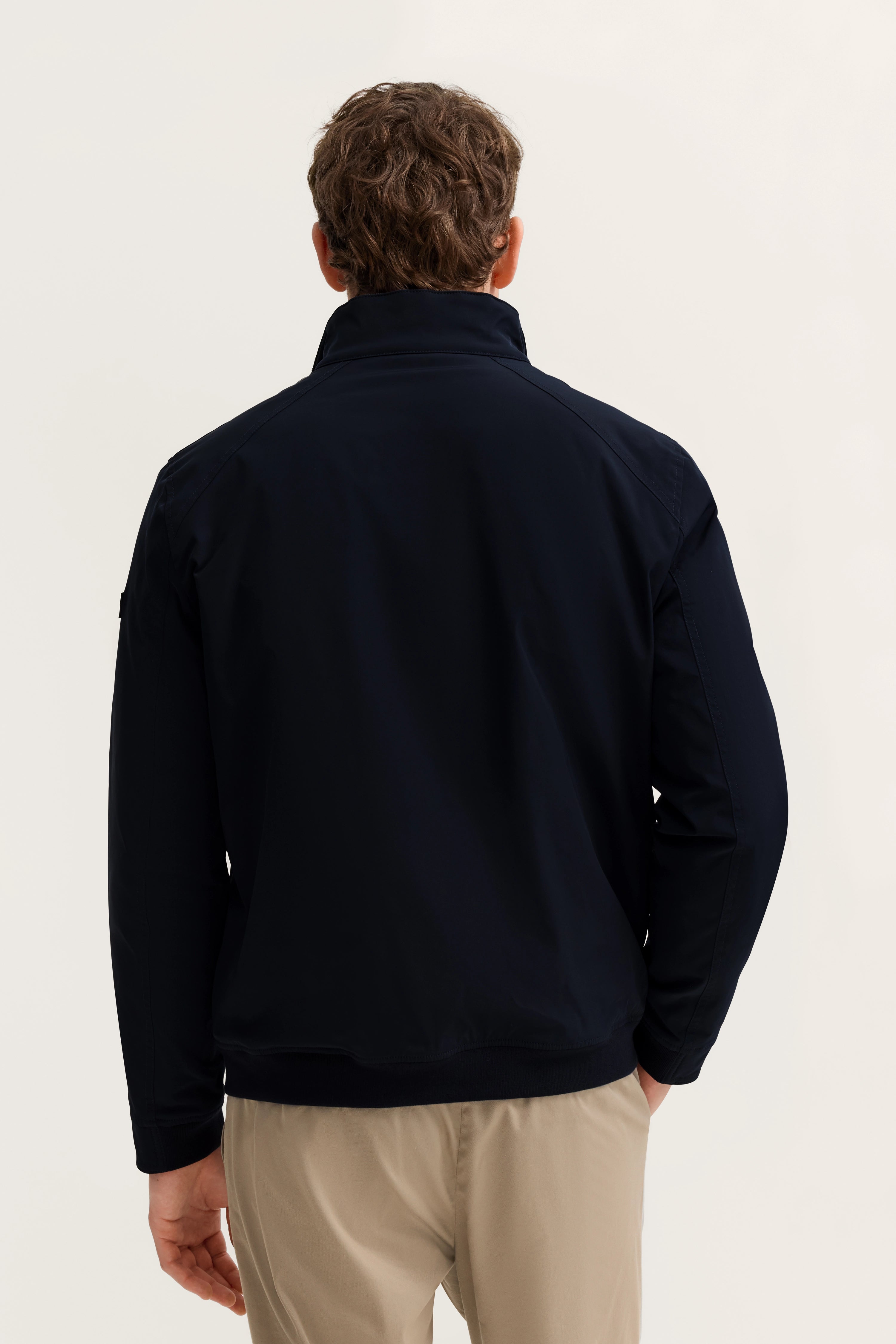  Model steht entspannt.