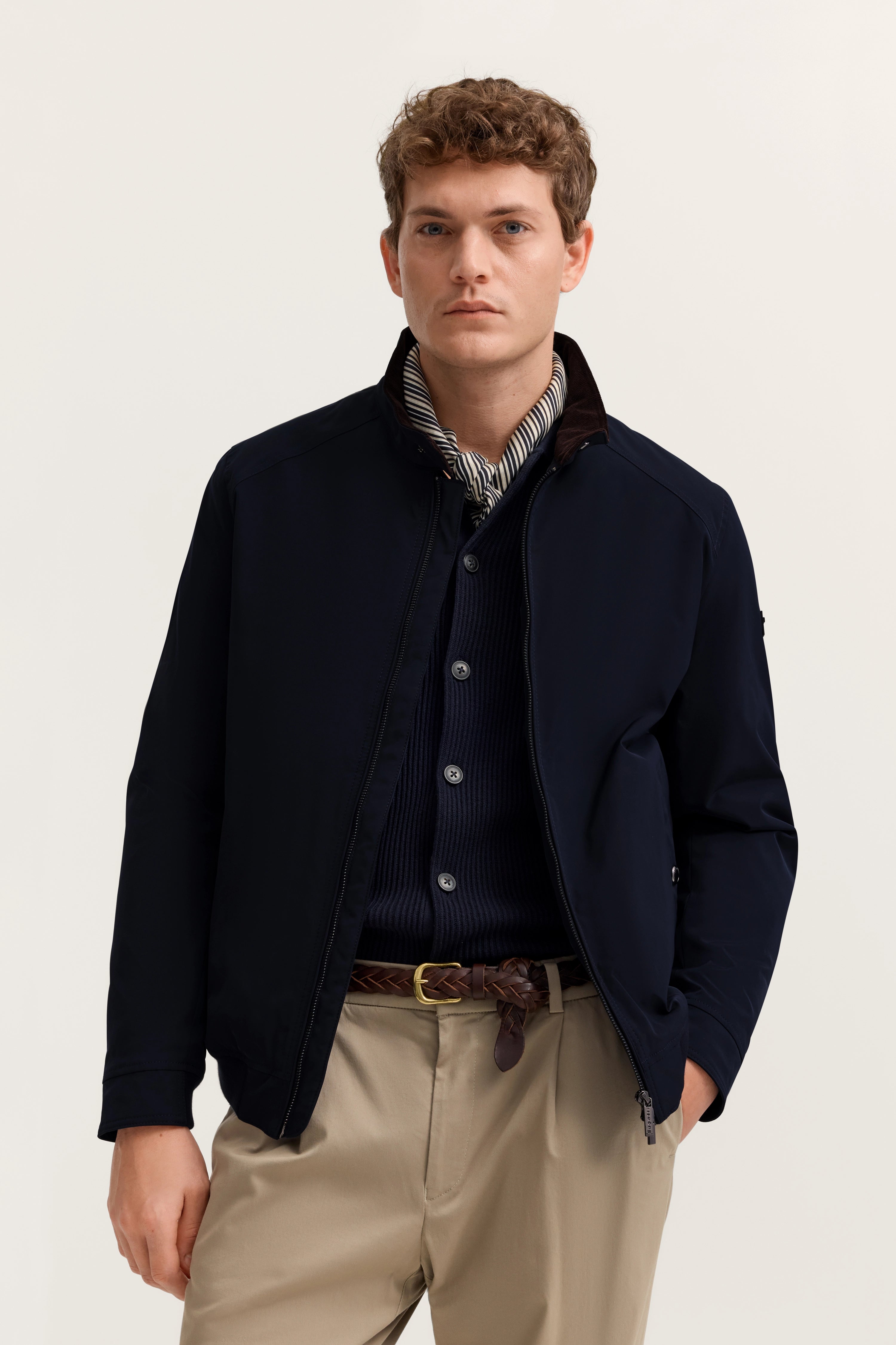 Navy Jacke, gestreiftes Hemd, Strickjacke, beige Hose