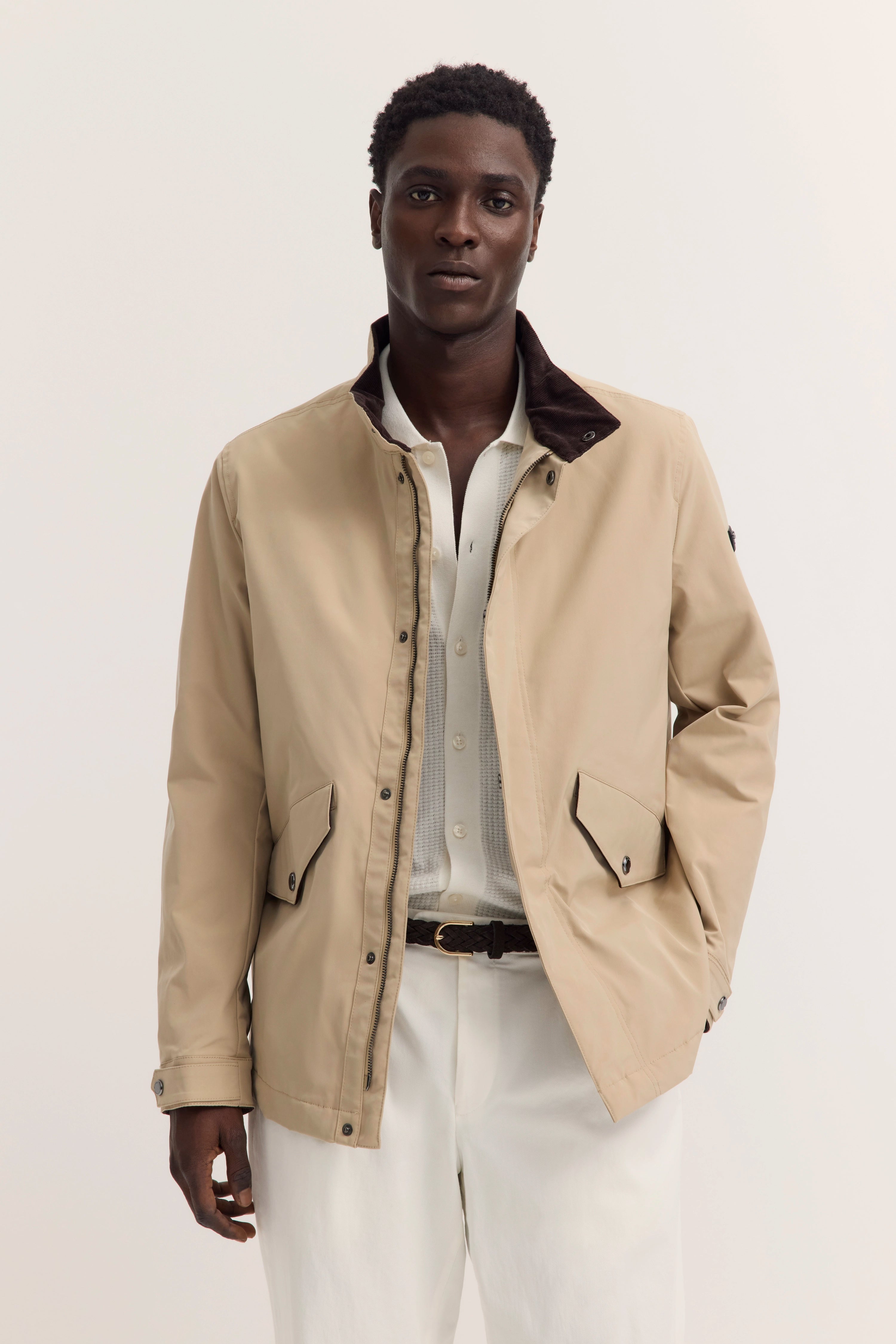Beiger bugatti Blouson über cremefarbenem Hemd, weiße Hose