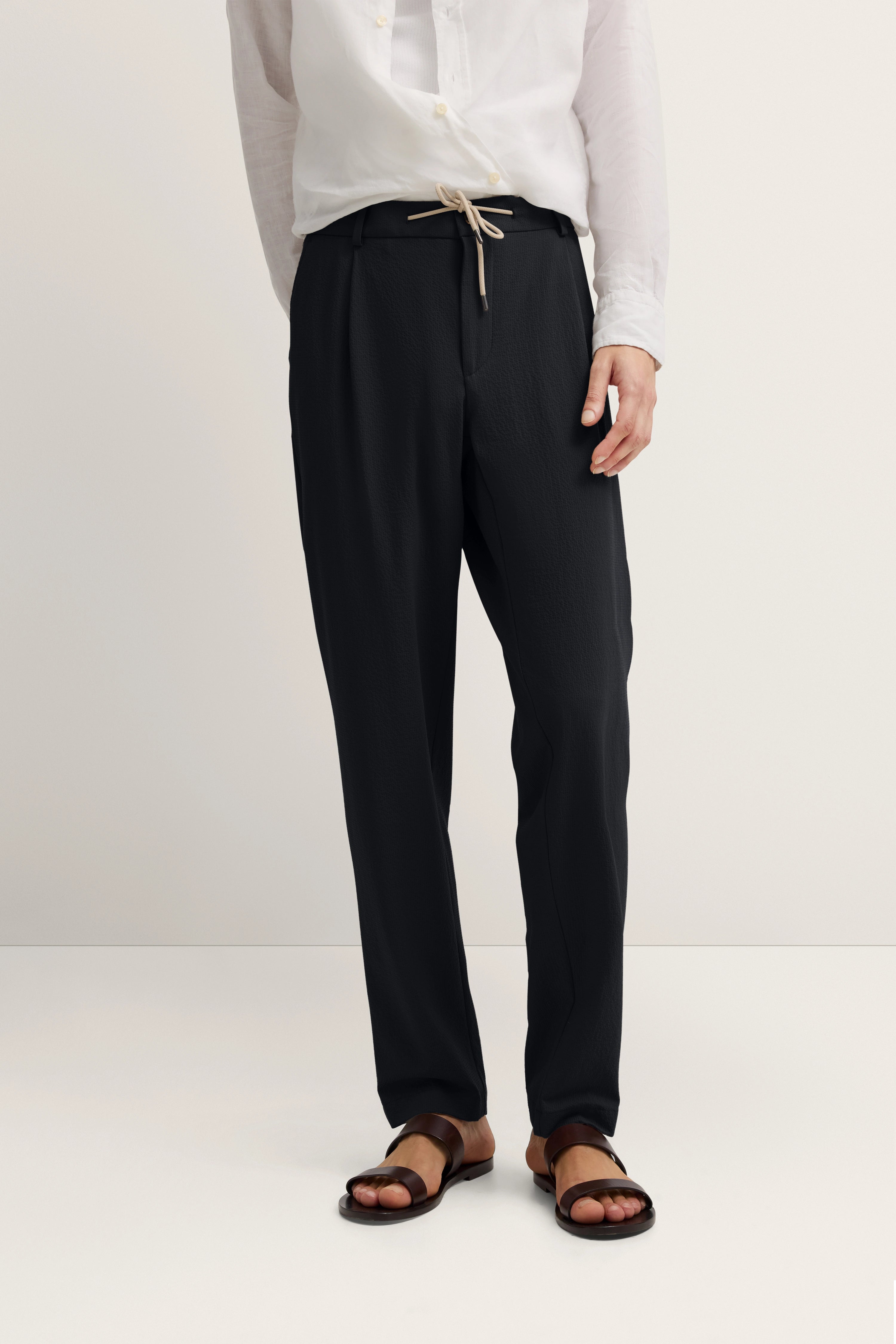 Weißes Hemd, schwarze Hose, Modelbild, lässige Pose, Sandalen, bugatti.