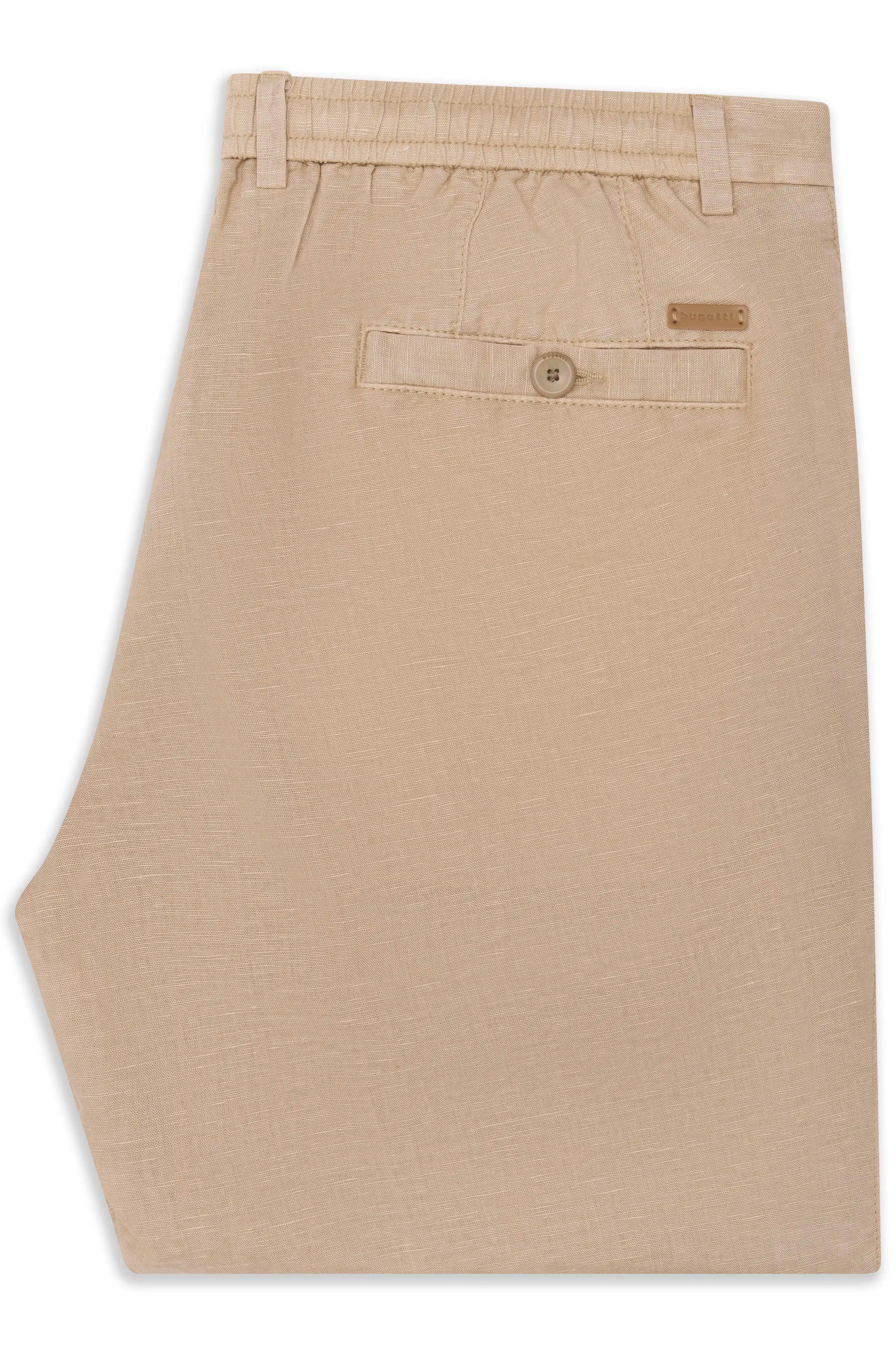 Beige bugatti Chinohose mit elastischem Bund, Detailaufnahme, legere Eleganz für zeitlosen Stil.