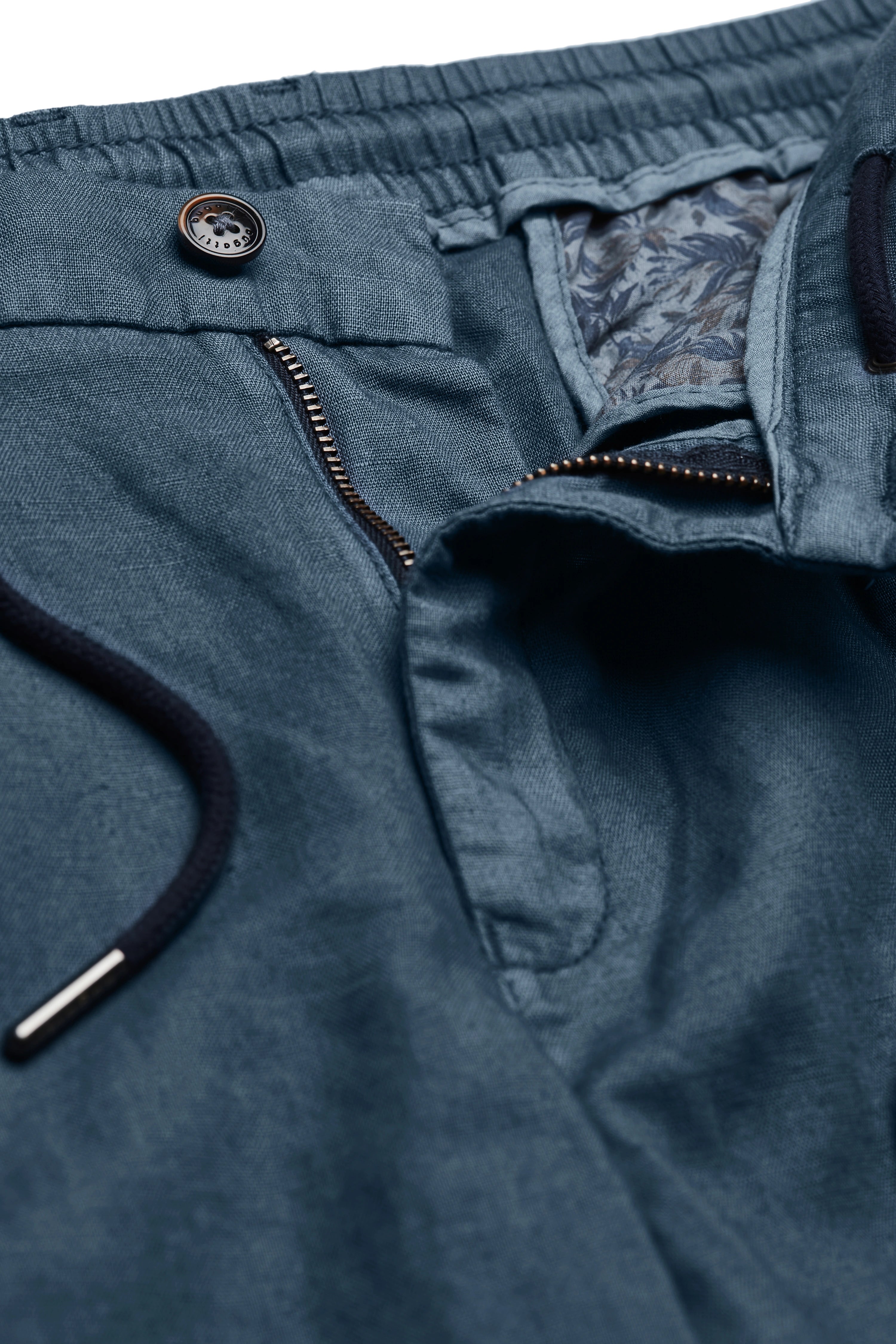 Blau, bugatti Chino-Hose, Nahaufnahme, lässige Passform mit floralem Hemd.