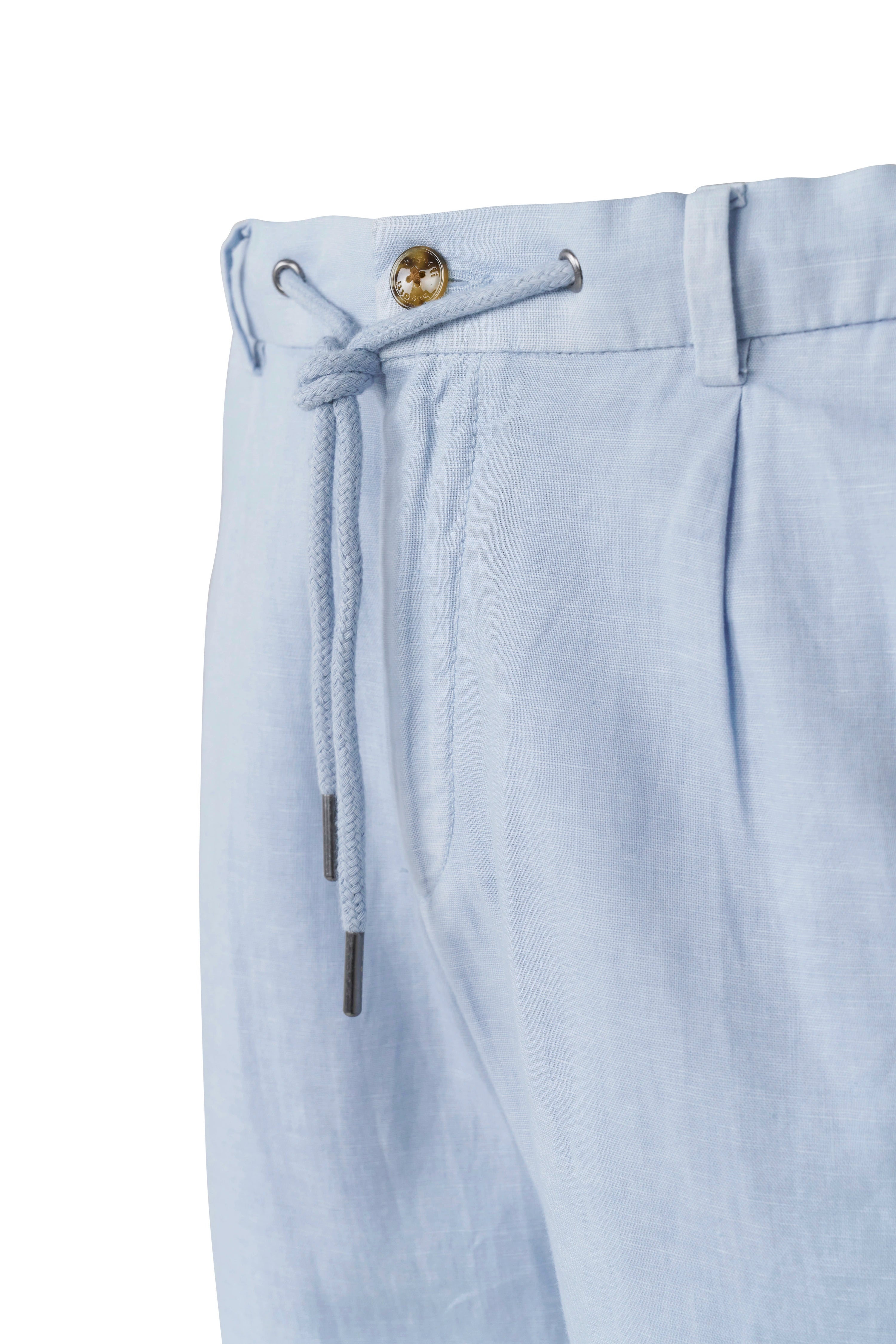 Weiße Leinenbluse und hellblaue Hose mit Kordelzug, Büstenbild.