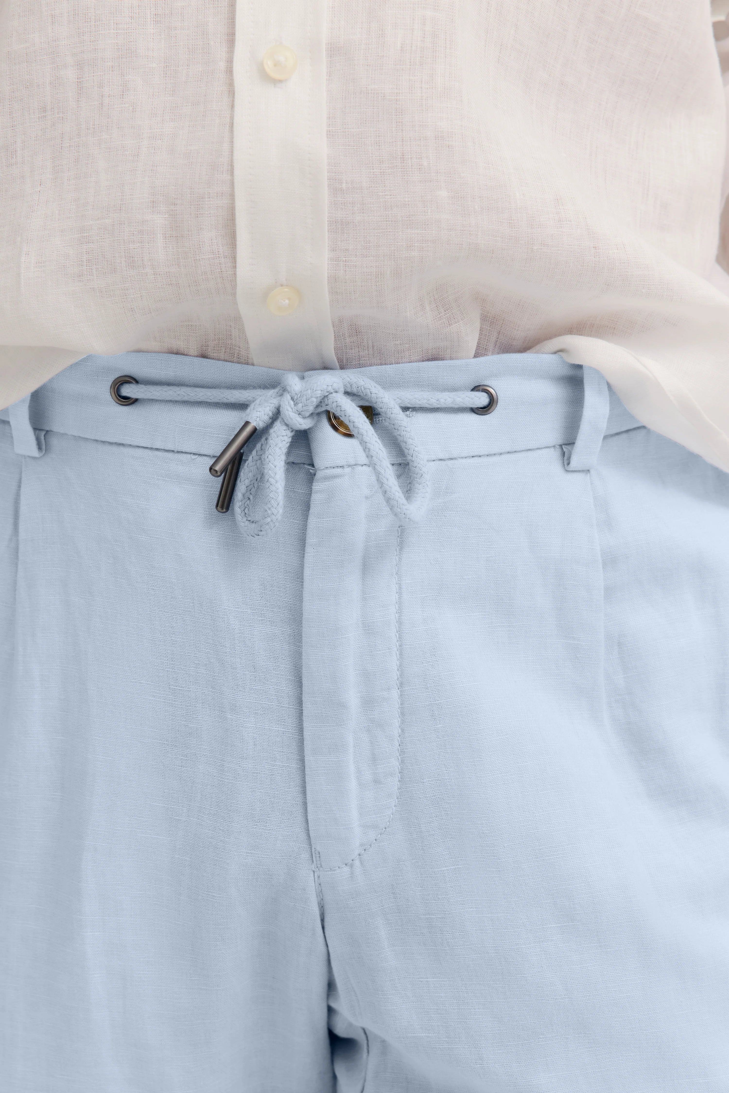 Hellblaue bugatti Herren-Shorts aus Leinen mit elastischem Bund und Knopfdetails. Büstenbild.