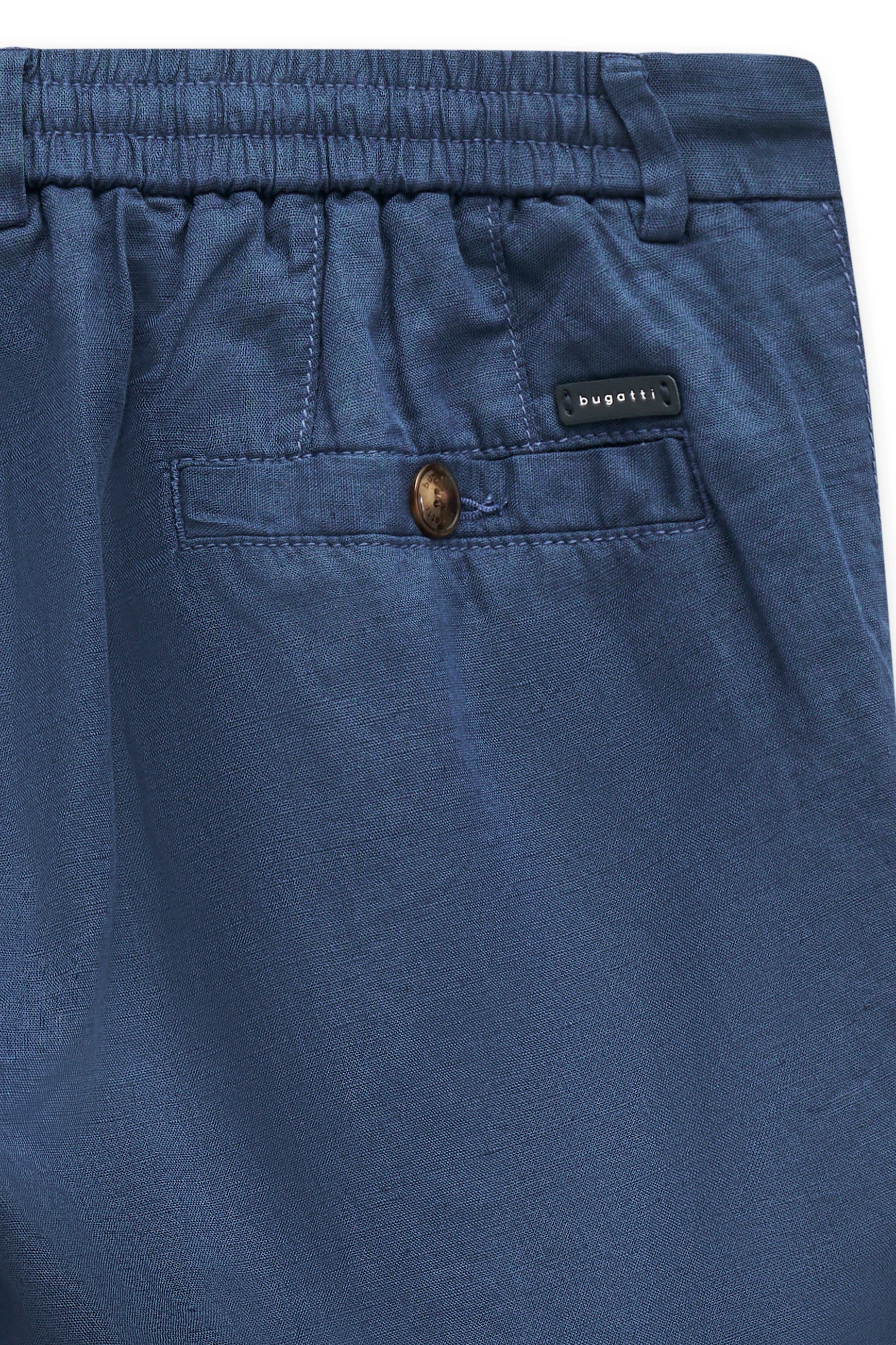 Blaues bugatti Büstenbild einer Hose mit elastischem Bund und Knopfdetail.