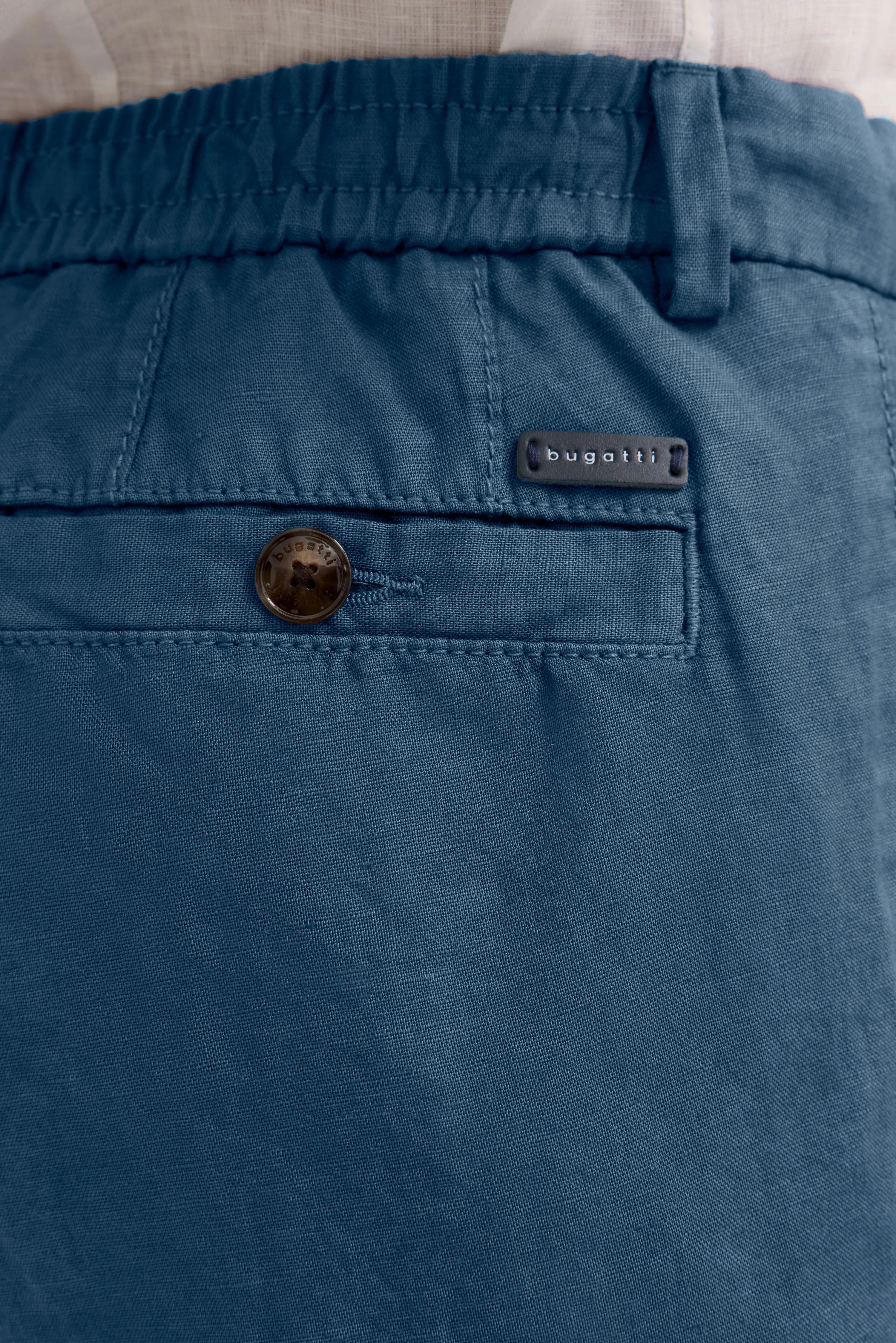 Dunkelblaue bugatti Shorts, legeres Bild, stilvoll und entspannt.