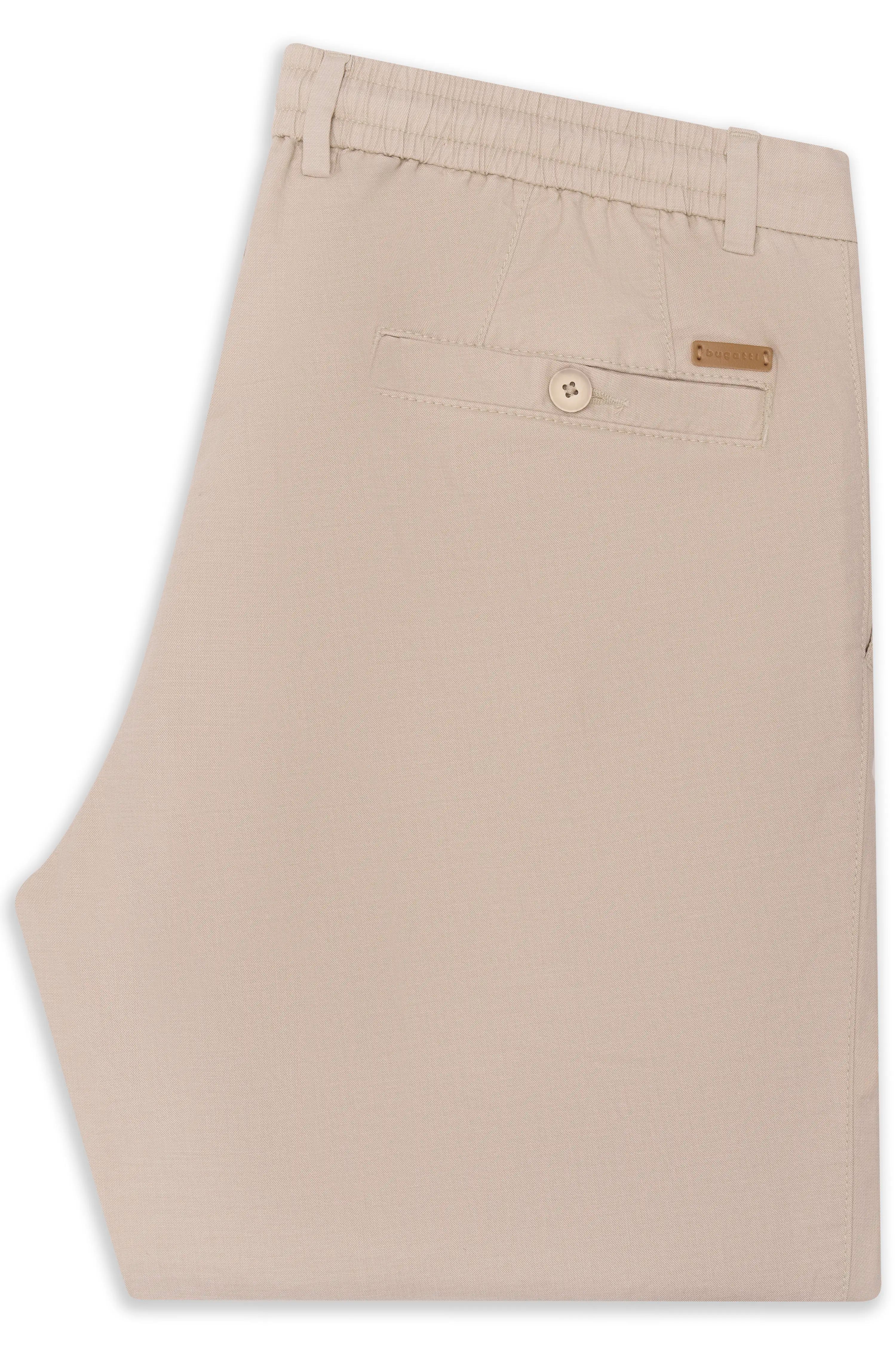 Beige bugatti Shorts, legeres Büstenbild, elastischer Bund, Knopfdetail hinten.