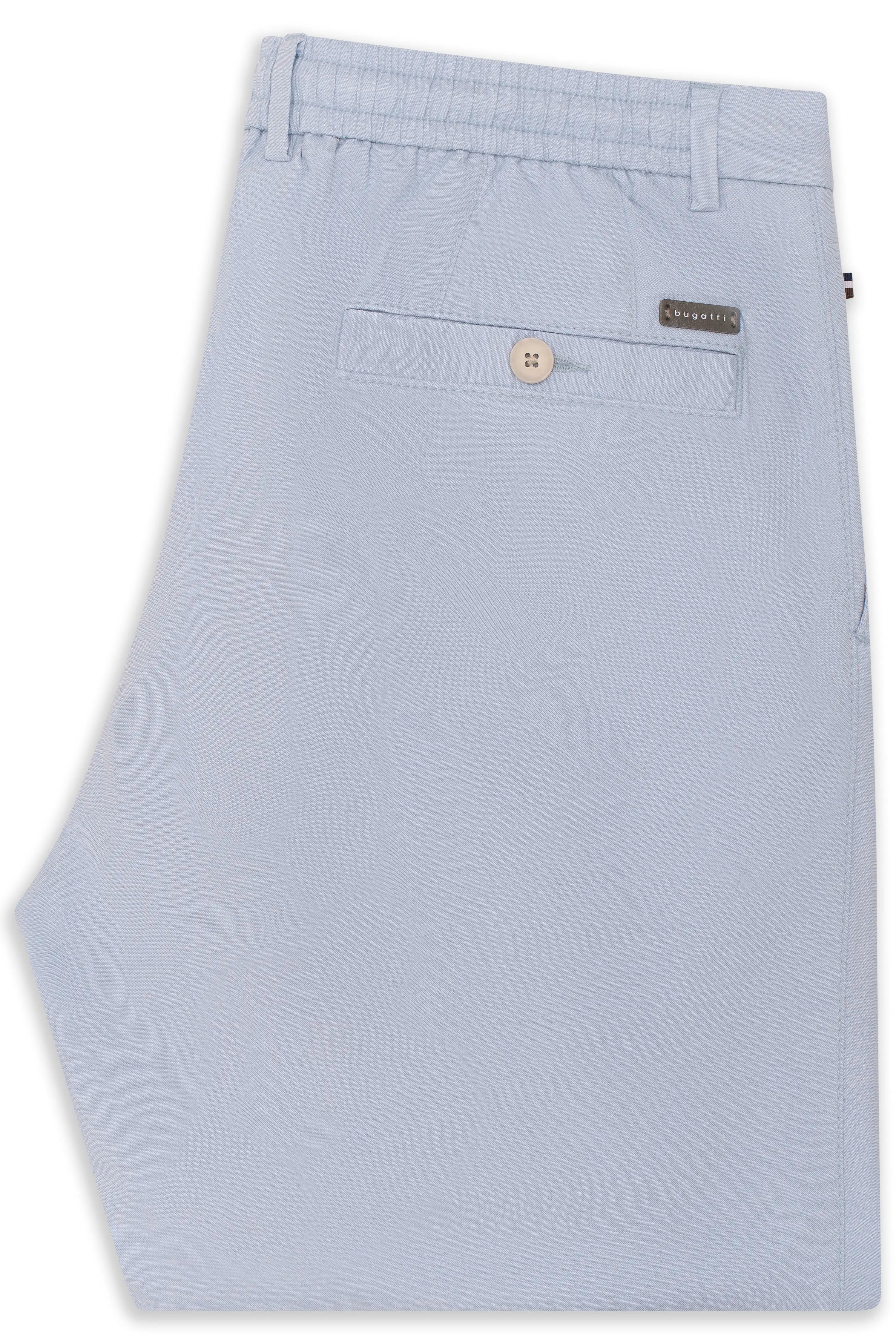 bugatti hellblaue Chino-Shorts mit elastischem Bund, Rückansicht.