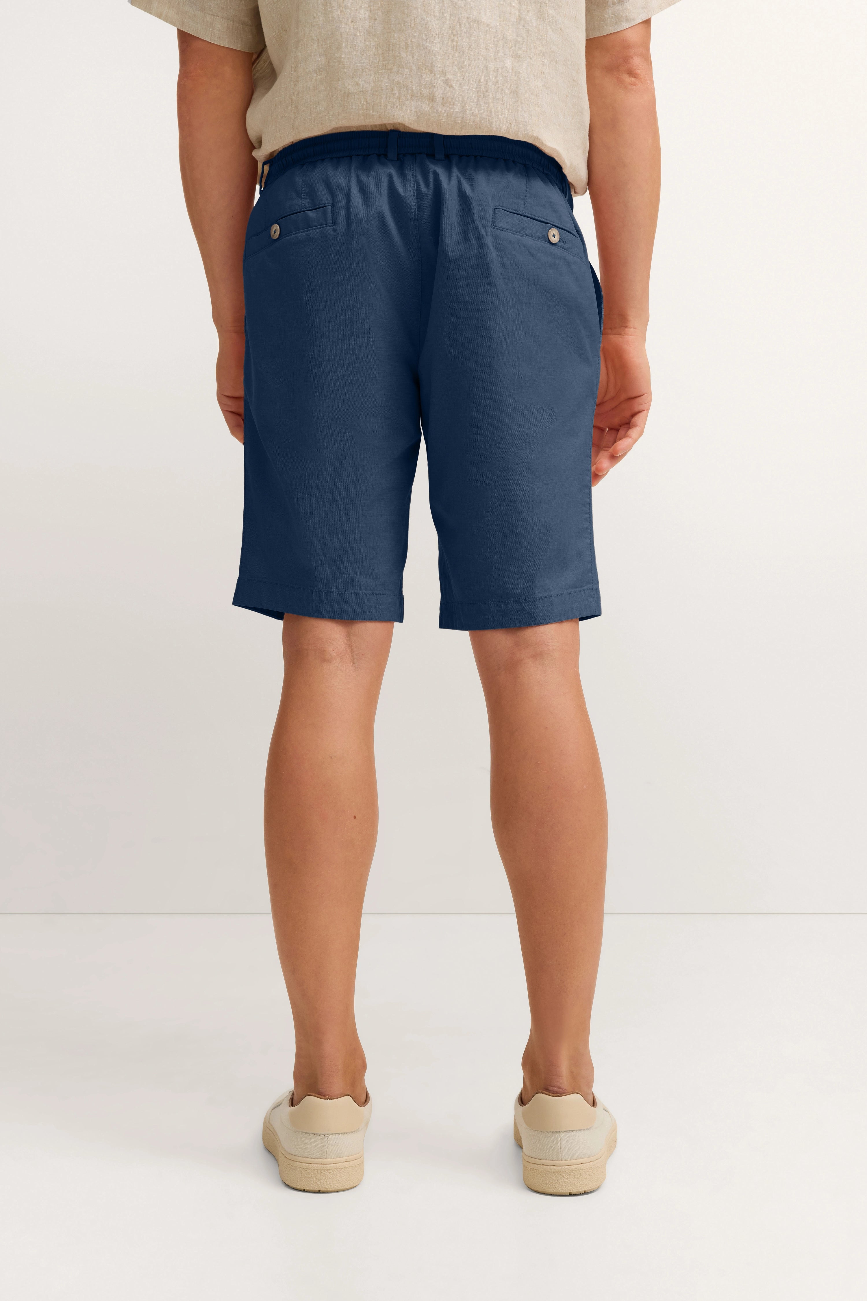Legerbild: Beige Hemd mit blauen Shorts, lockere Passform, bugatti Stil.