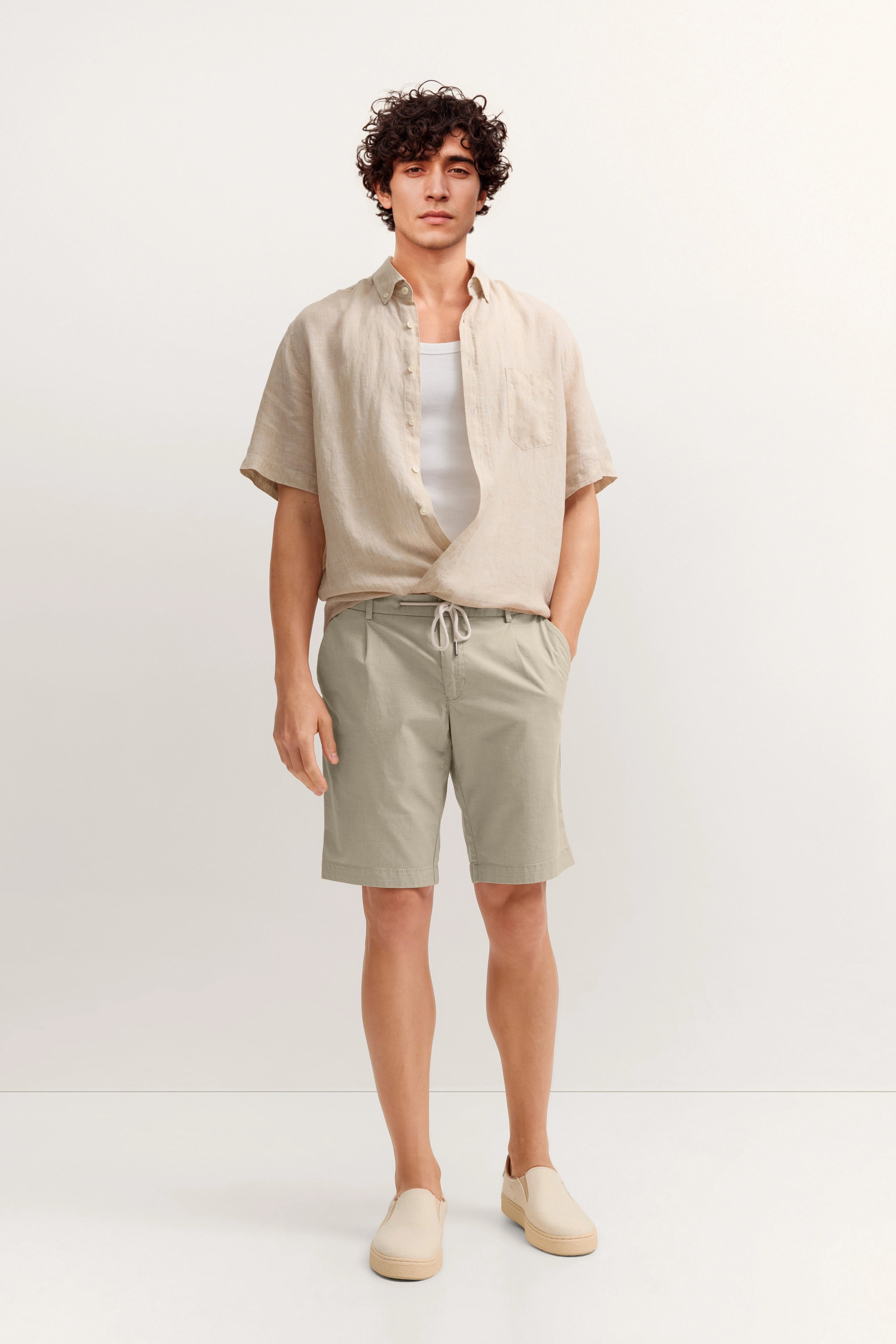 Leinenhemd beige, Shorts khaki, Model stehend, lässig
