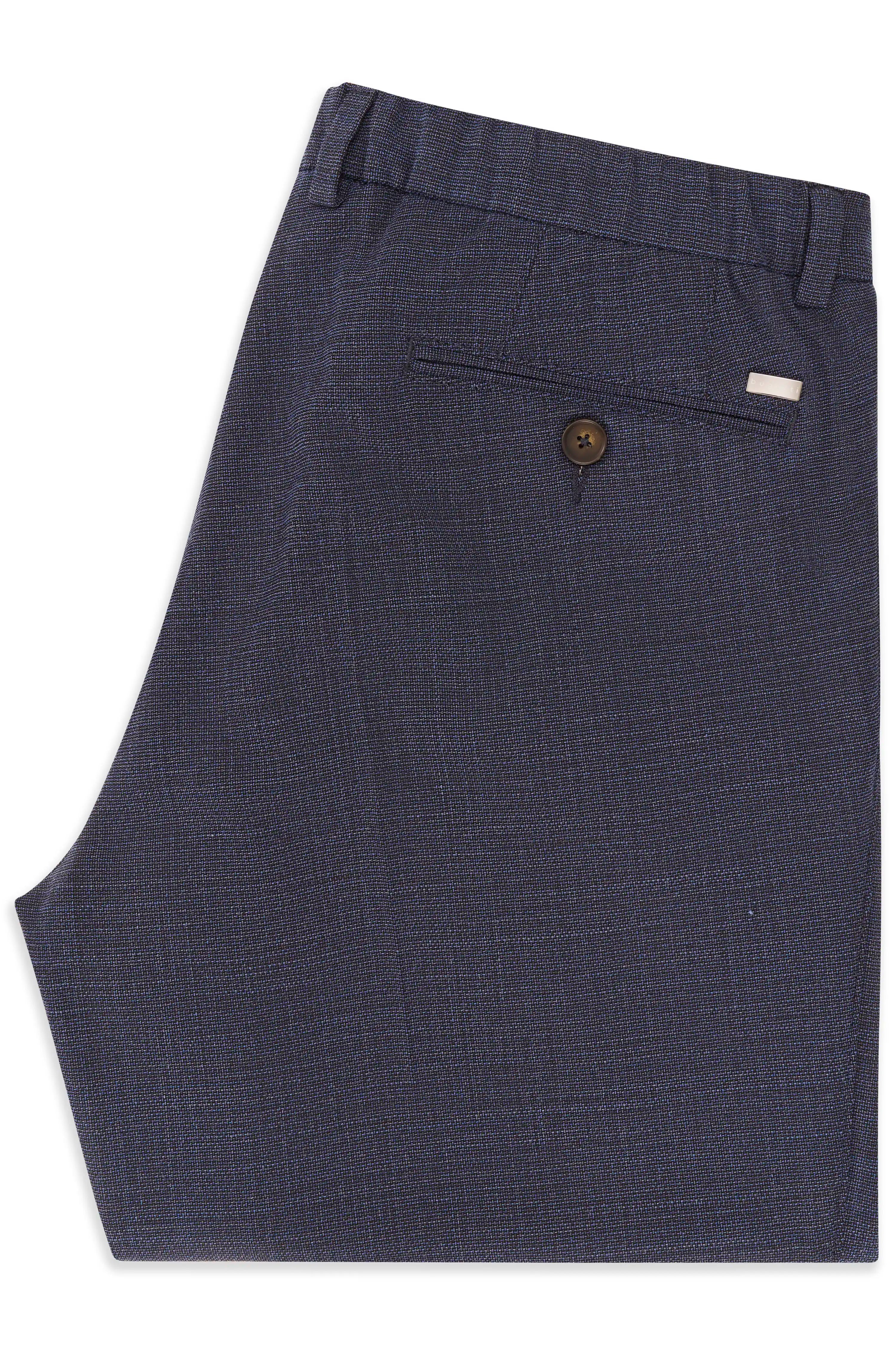 Blau melierte bugatti Shorts, legeres Büstenbild, mit Kordelzug und Knopfdetail.