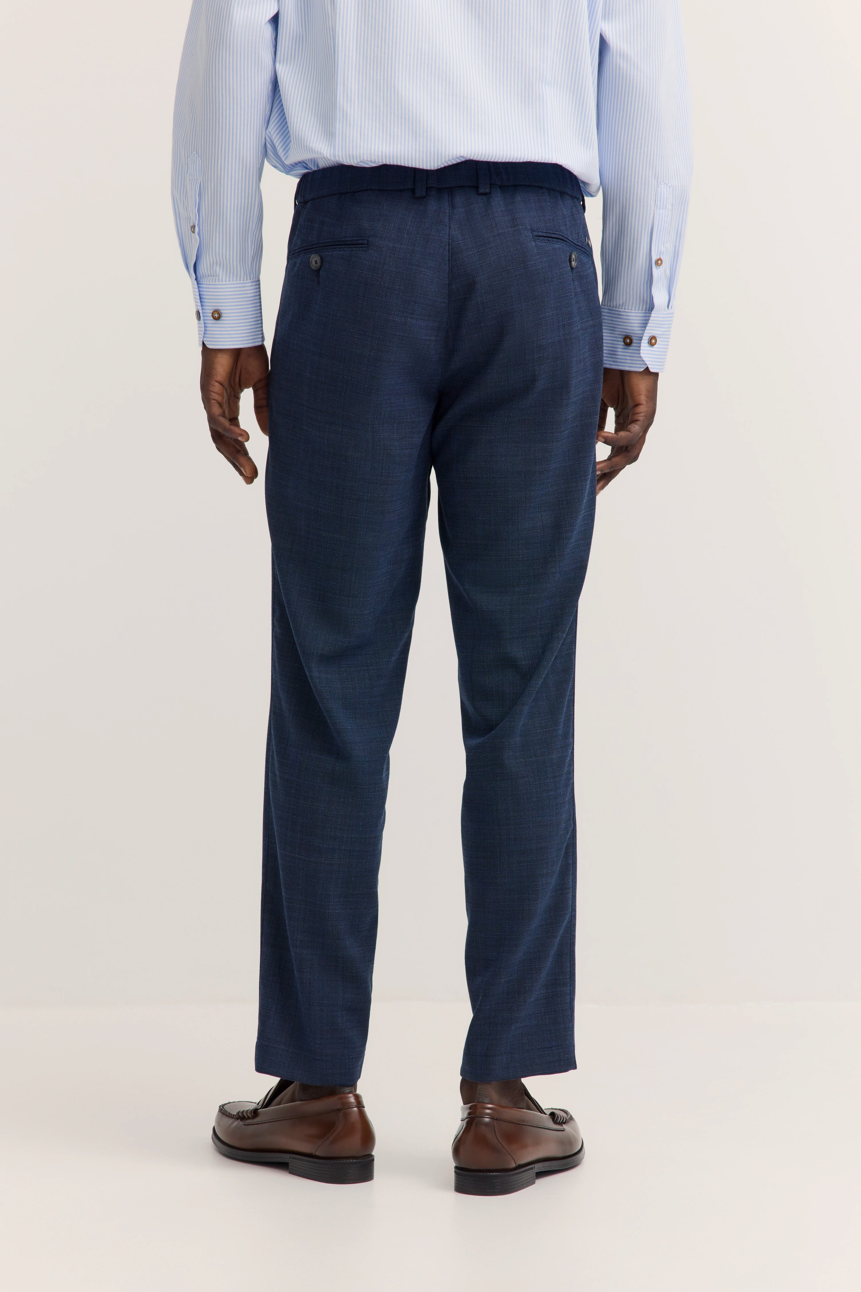 Elegante blaue bugatti-Hose und gestreiftes Hemd, Rückansicht, Modellbild.