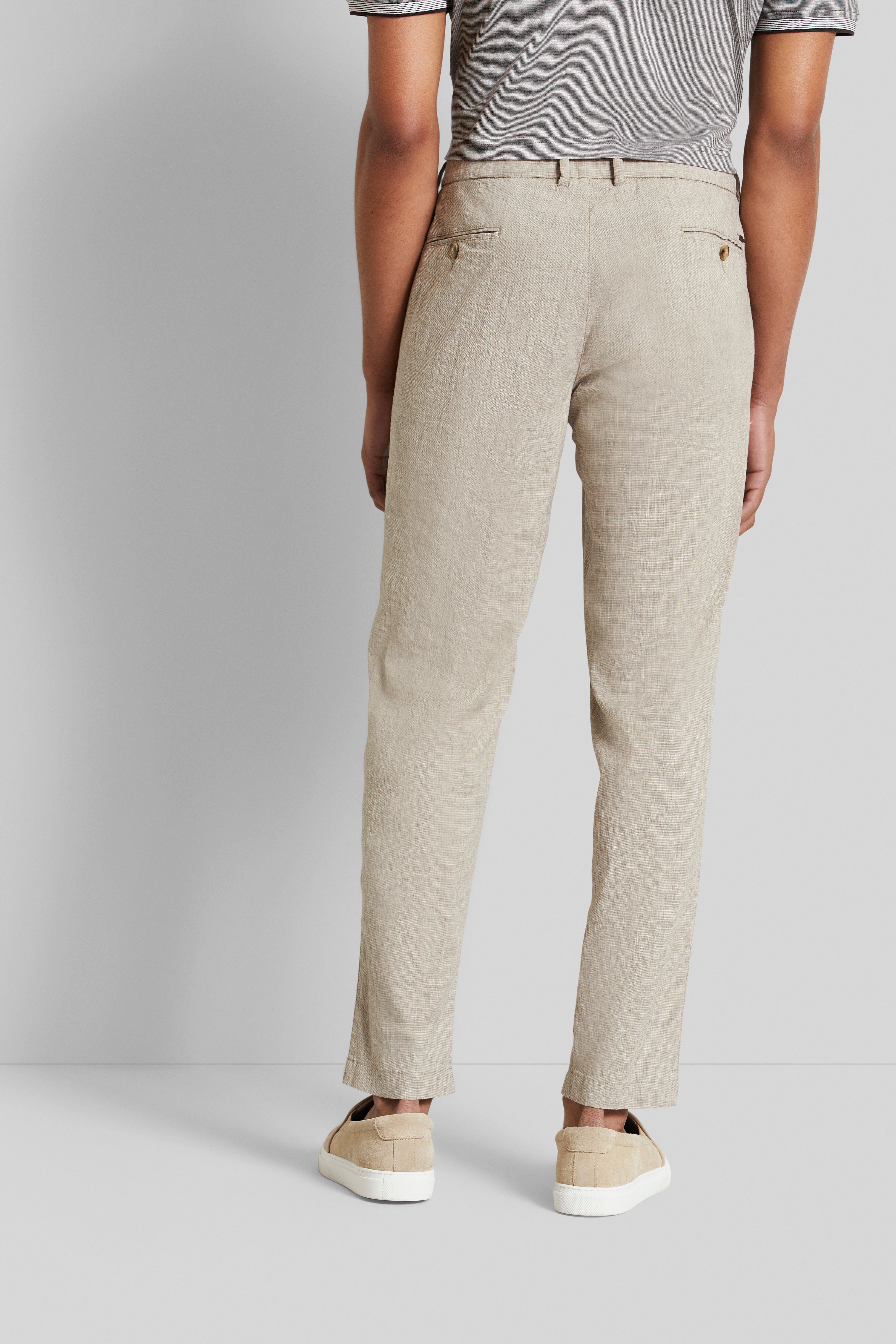 Beige bugatti broek, linnenlook, model van achteren, casual outfit, beige sneakers, ontspannen stijl.