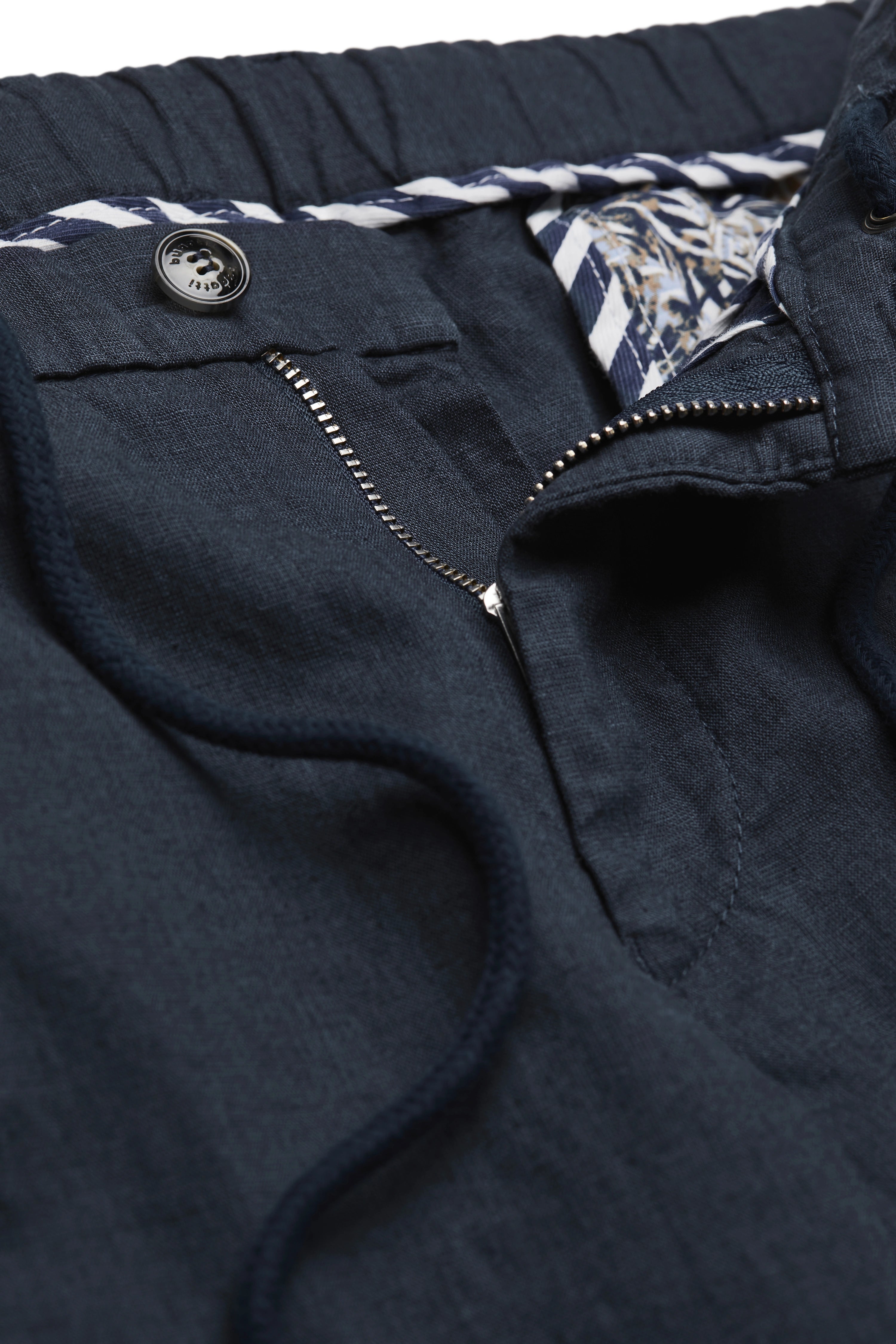 Donkerblauwe bugatti broek met koord en rits, close-up, elegant ontwerp.