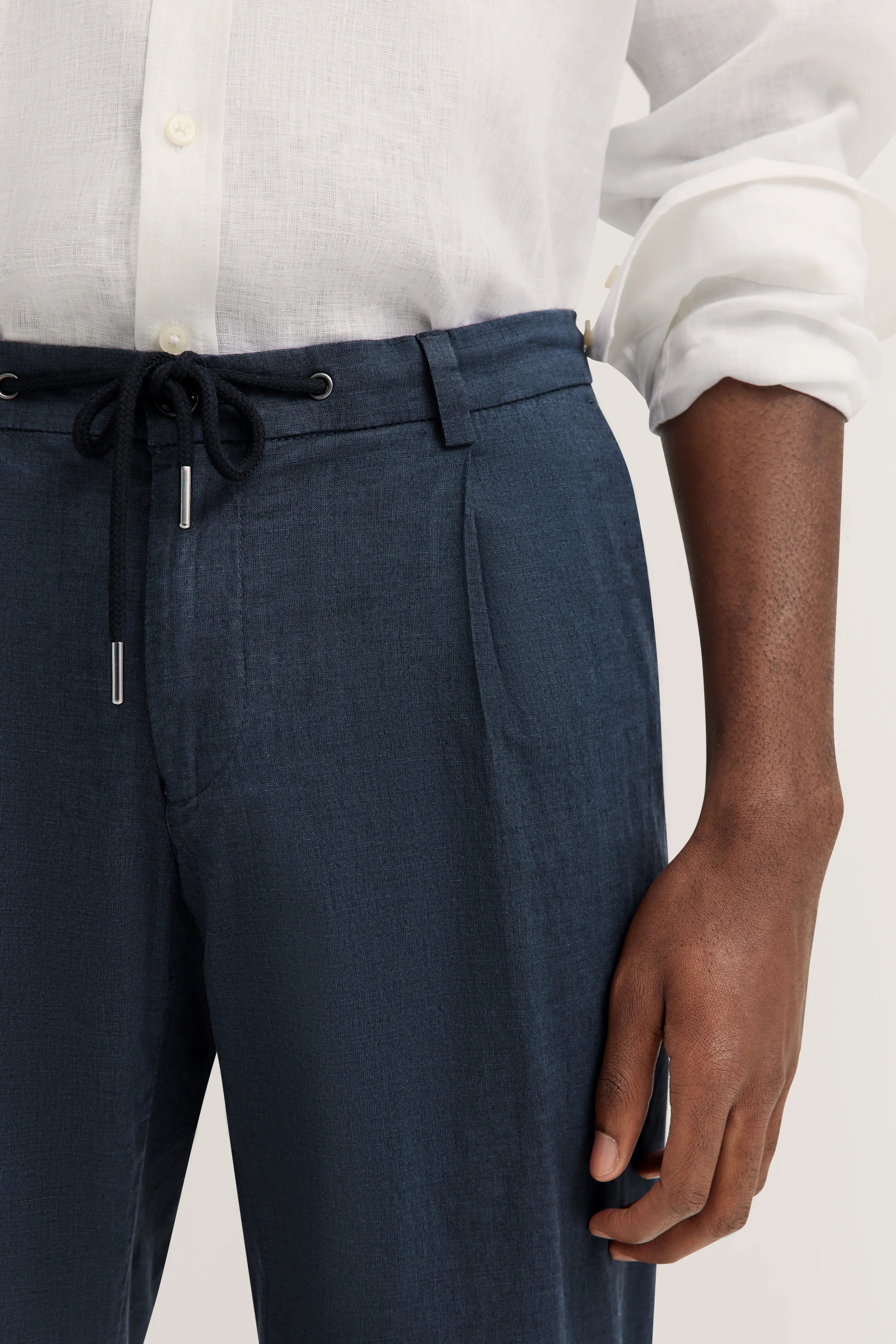 Witte linnen blouse en marineblauwe broek van bugatti, casual busteopname.