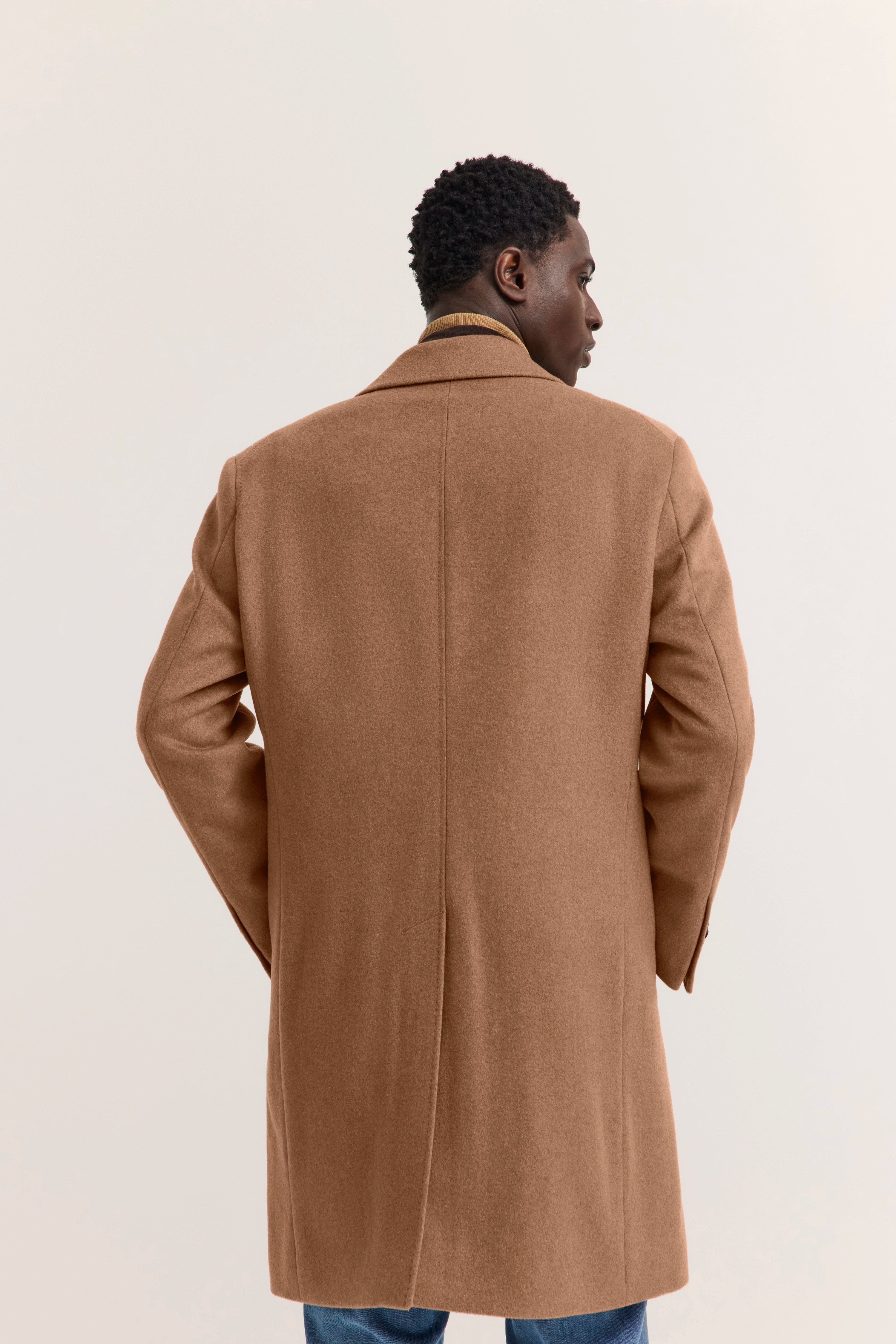 bugatti Mantel in Camel, Rückansicht auf Model, entspanntes Posing, lässig und stilvoll.