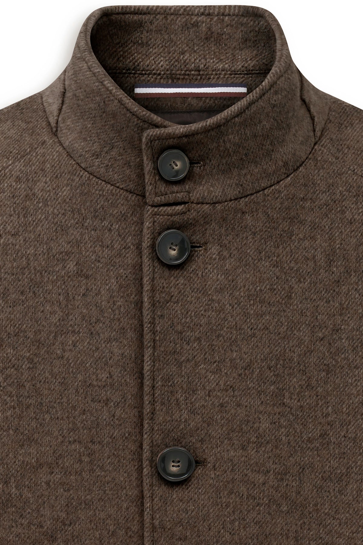 Brauner bugatti Mantel mit Stehkragen und Knopfleiste, Detailansicht der Textur.