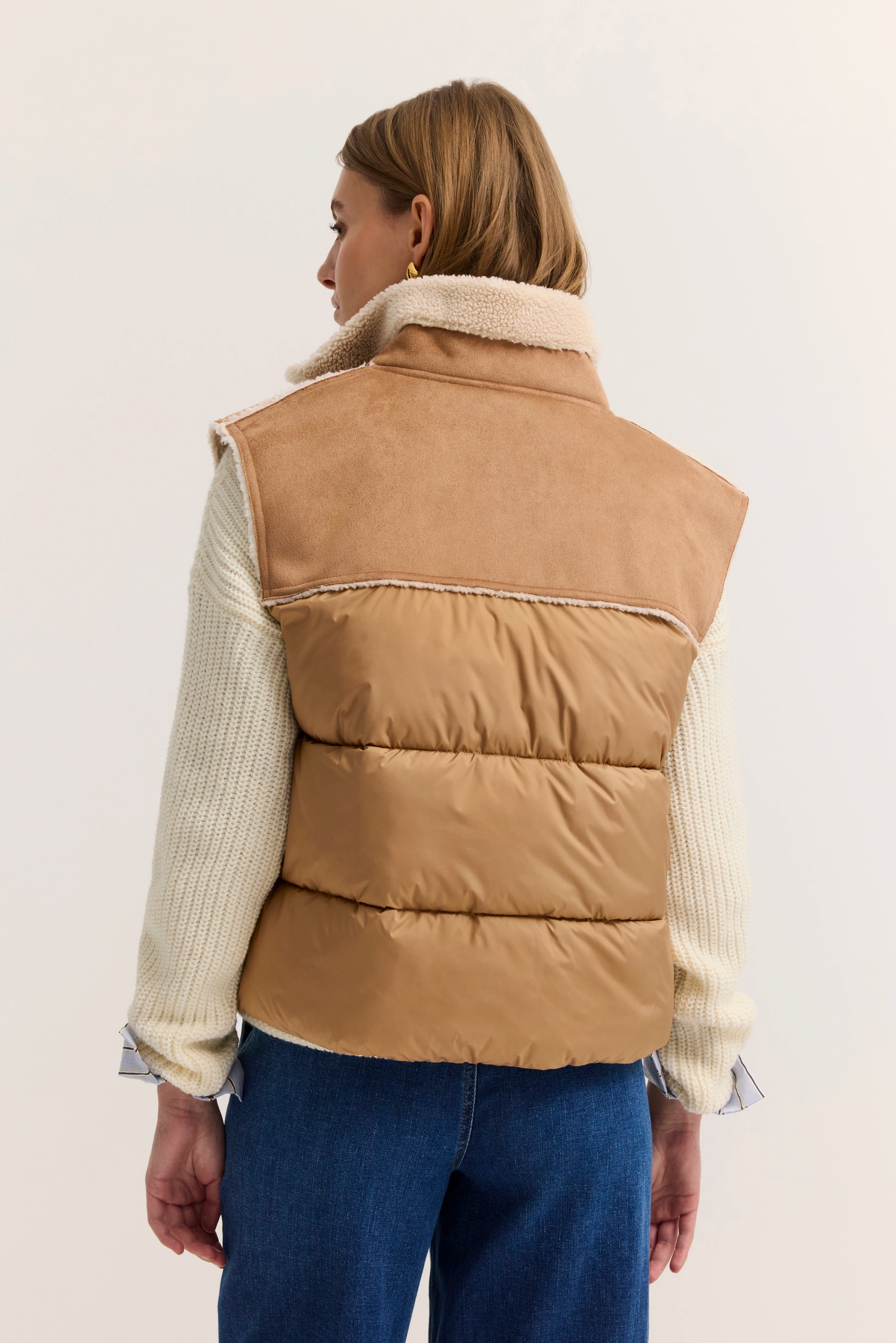 Damen-Pufferweste beige, Strickpullover creme, Jeans