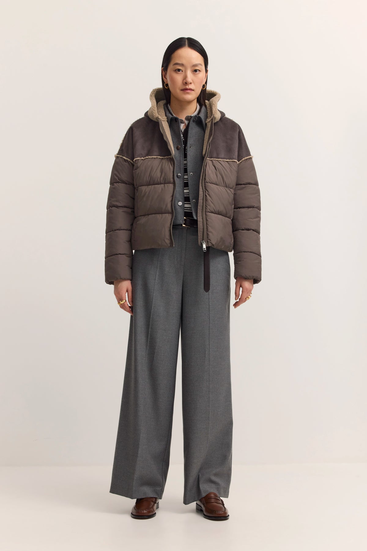 Braune Jacke mit Schaffellfutter, Seitenansicht, legeres Büstenbild.