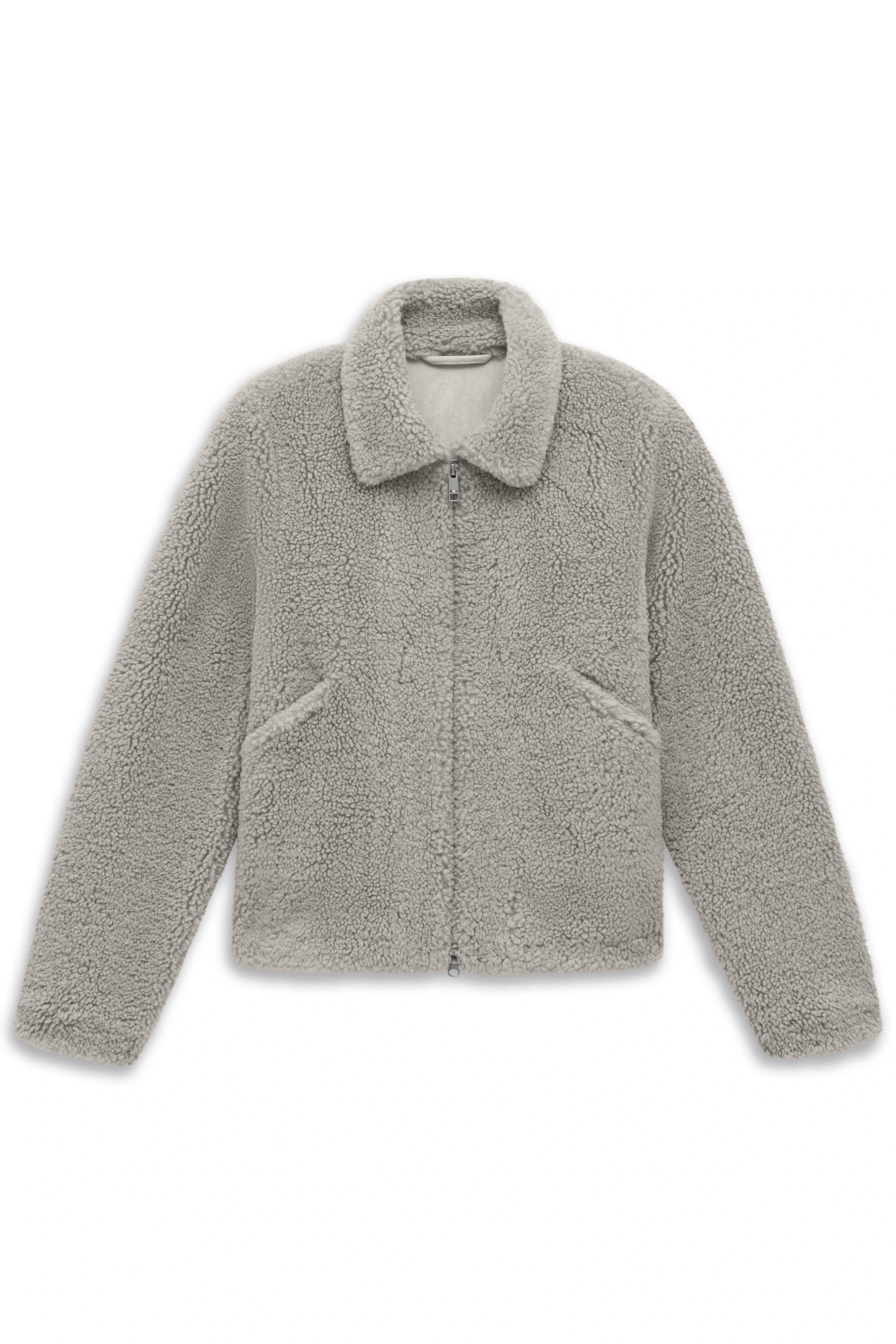Graue Teddyjacke, graue Hose, legeres Modelbild, lockere Pose, bugatti Stil.