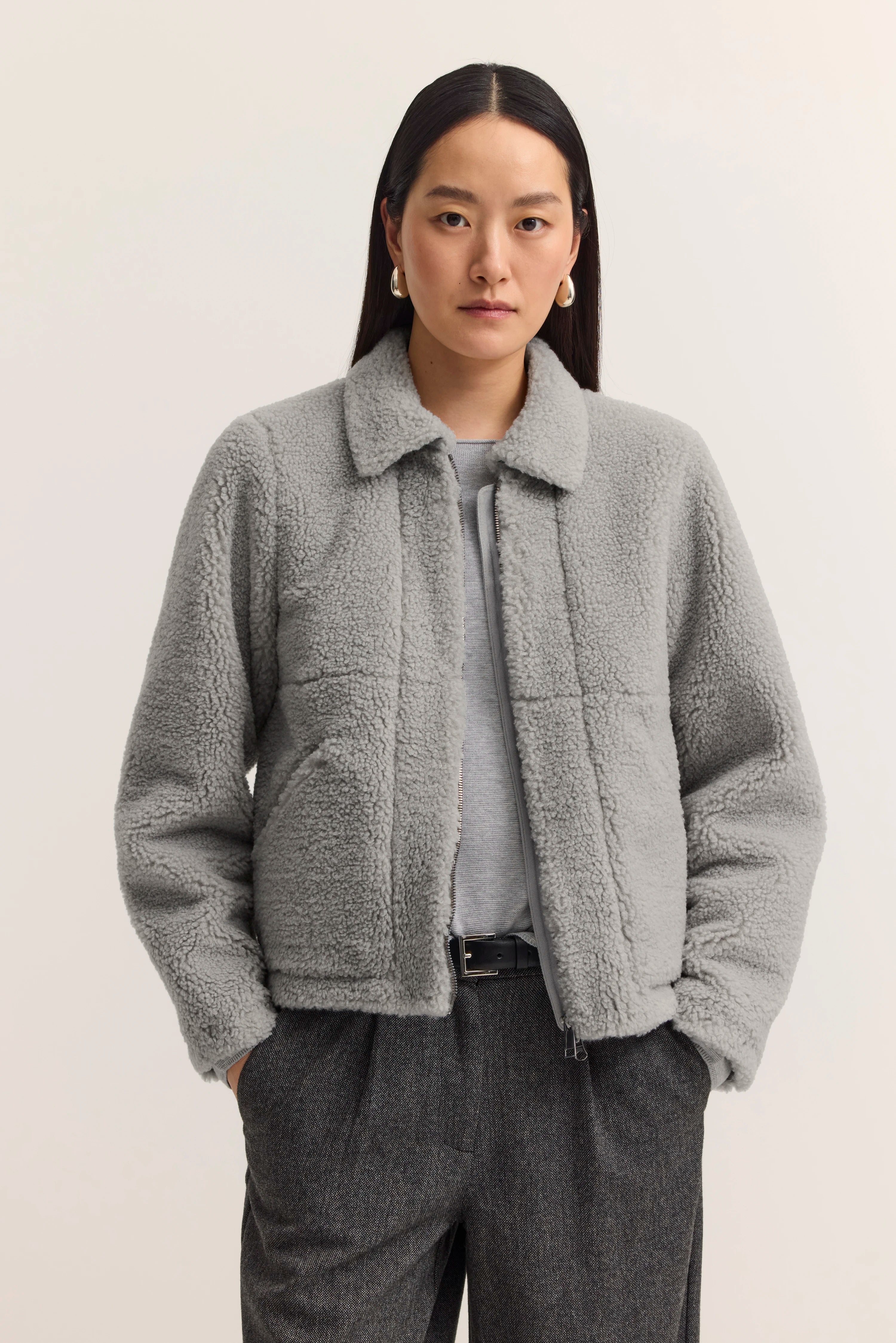 Graue Teddyjacke mit Reverskragen, grauer Pullover, graue Hose