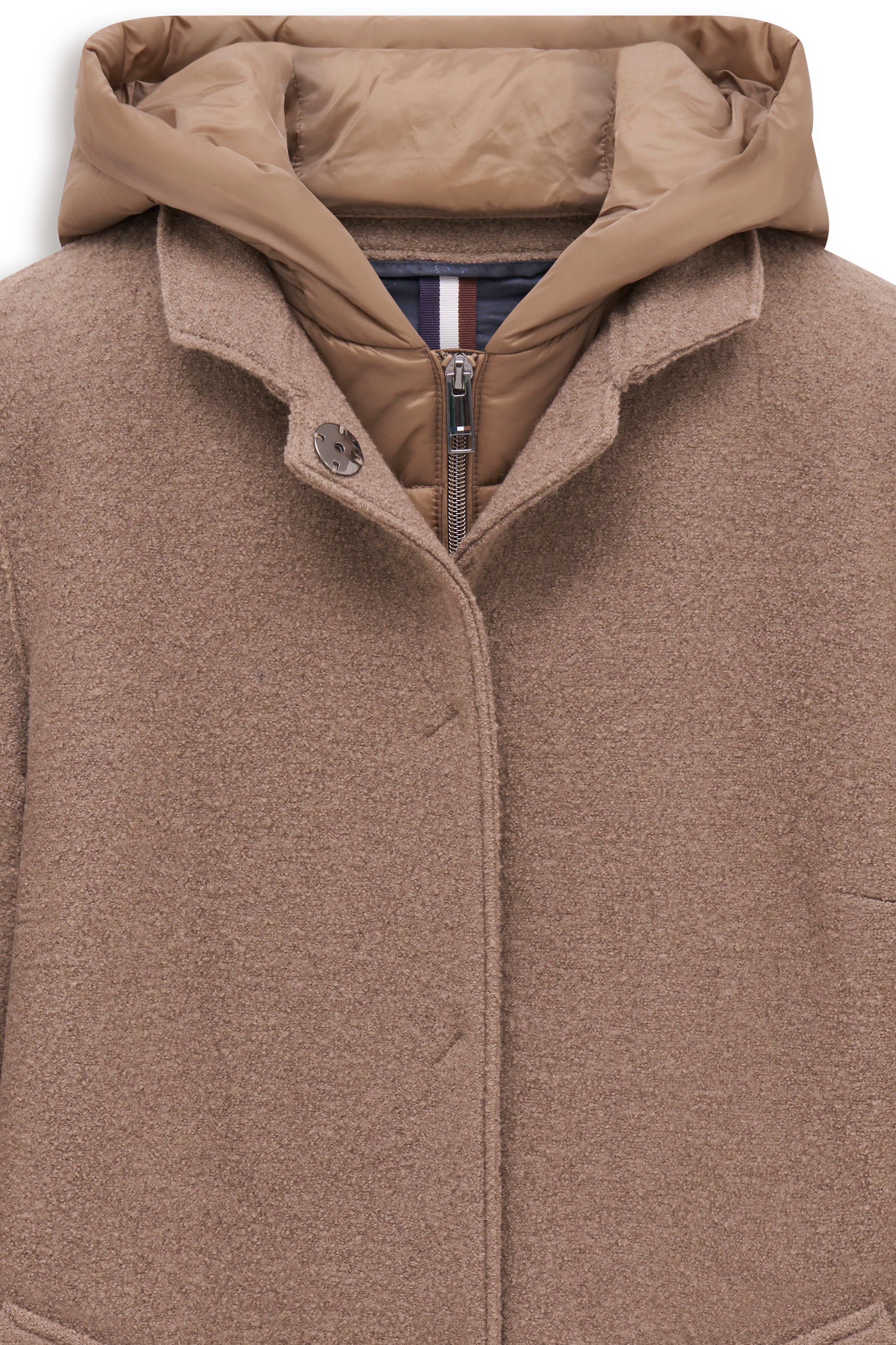 Herrenmantel von bugatti in Beige mit Kapuze, Rückansicht, Büstenbild.