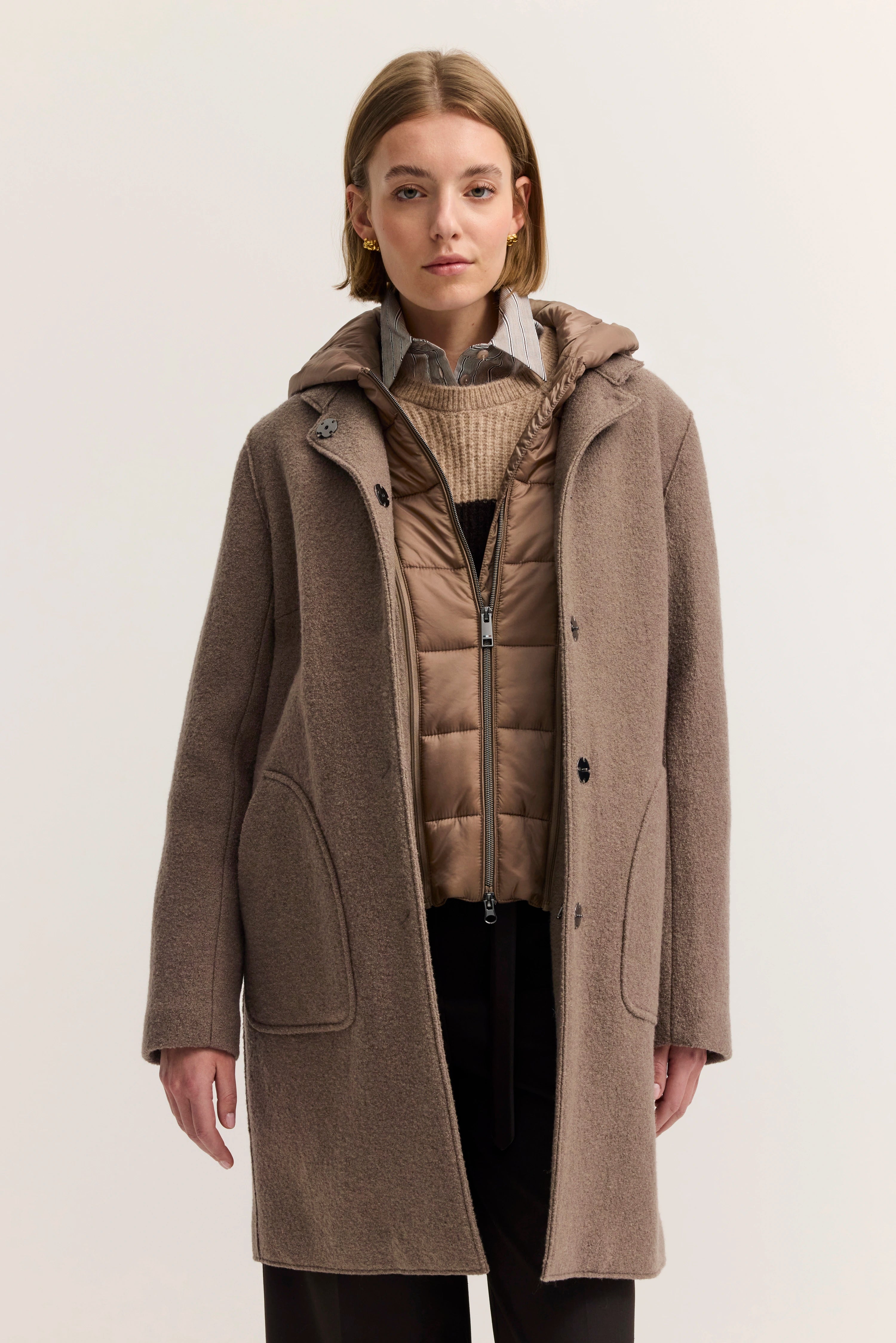 Damenoutfit mit beigem bugatti Mantel, gestepptem Gilet, Pullover