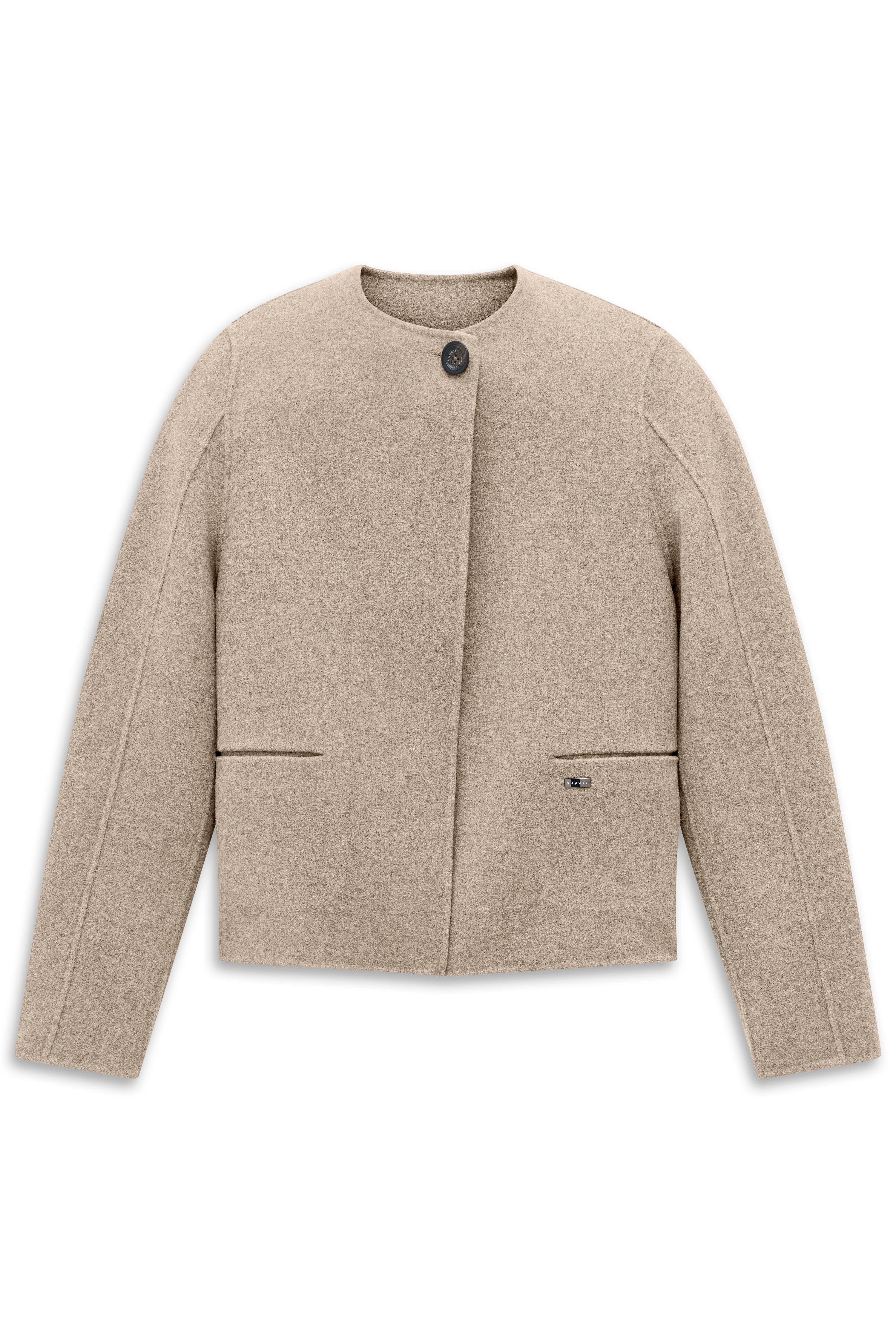 Beigefarbene bugatti Jacke, minimalistisches Design, Büstenbild.