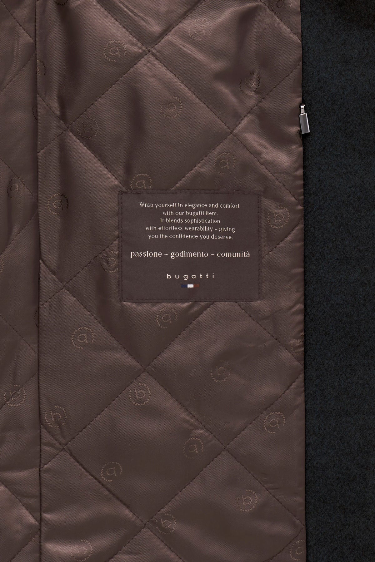 Innenfutter einer bugatti Jacke in Braun mit Logo-Muster und gestepptem Design.