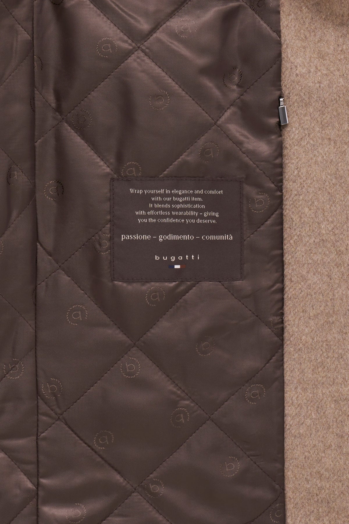 Bugatti Mantel in Beige, klassisches Design, Detailaufnahme der Knopfleiste.
