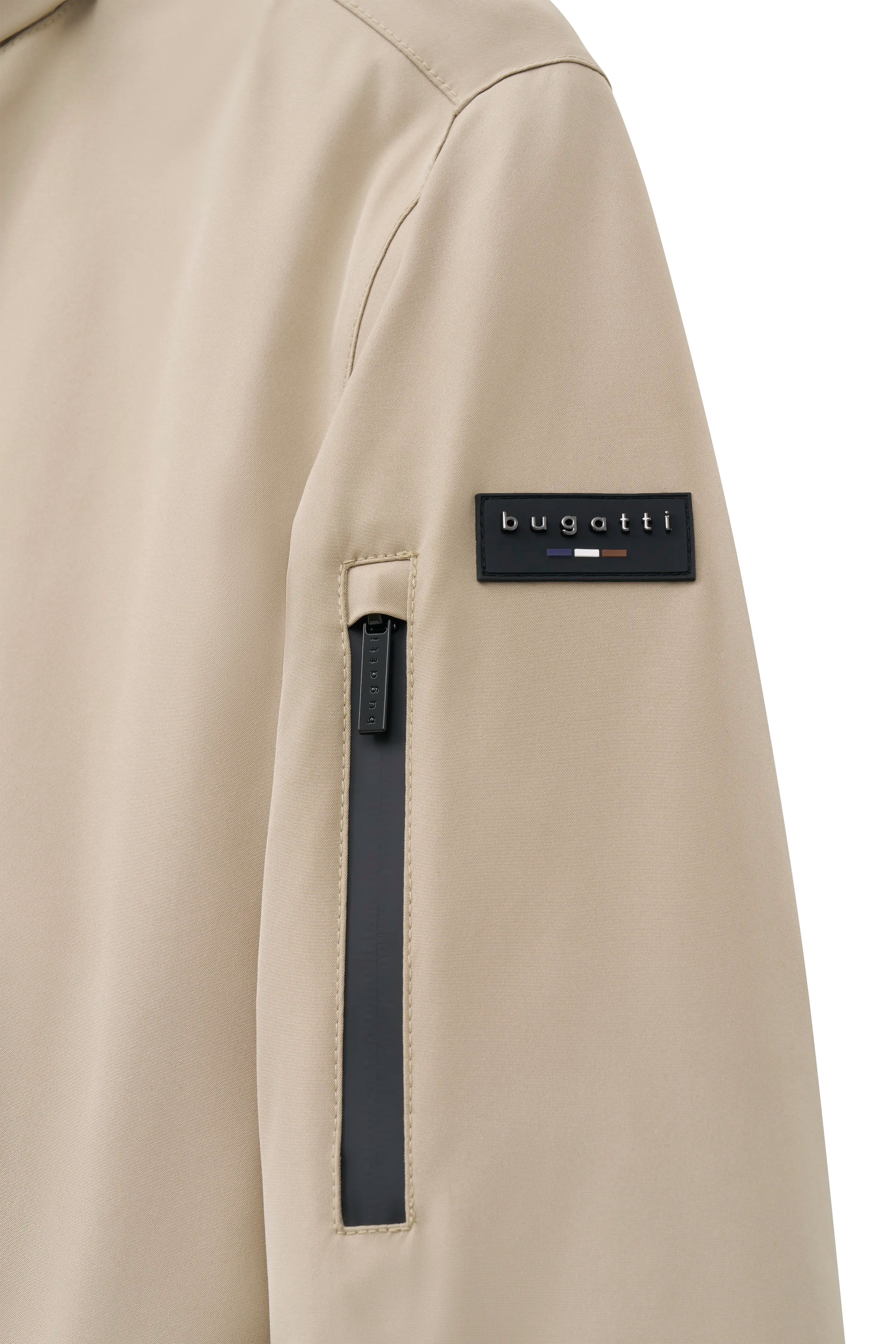 Beige bugatti Jacke mit Logo-Detail und Reißverschluss am Ärmel, Detailaufnahme.