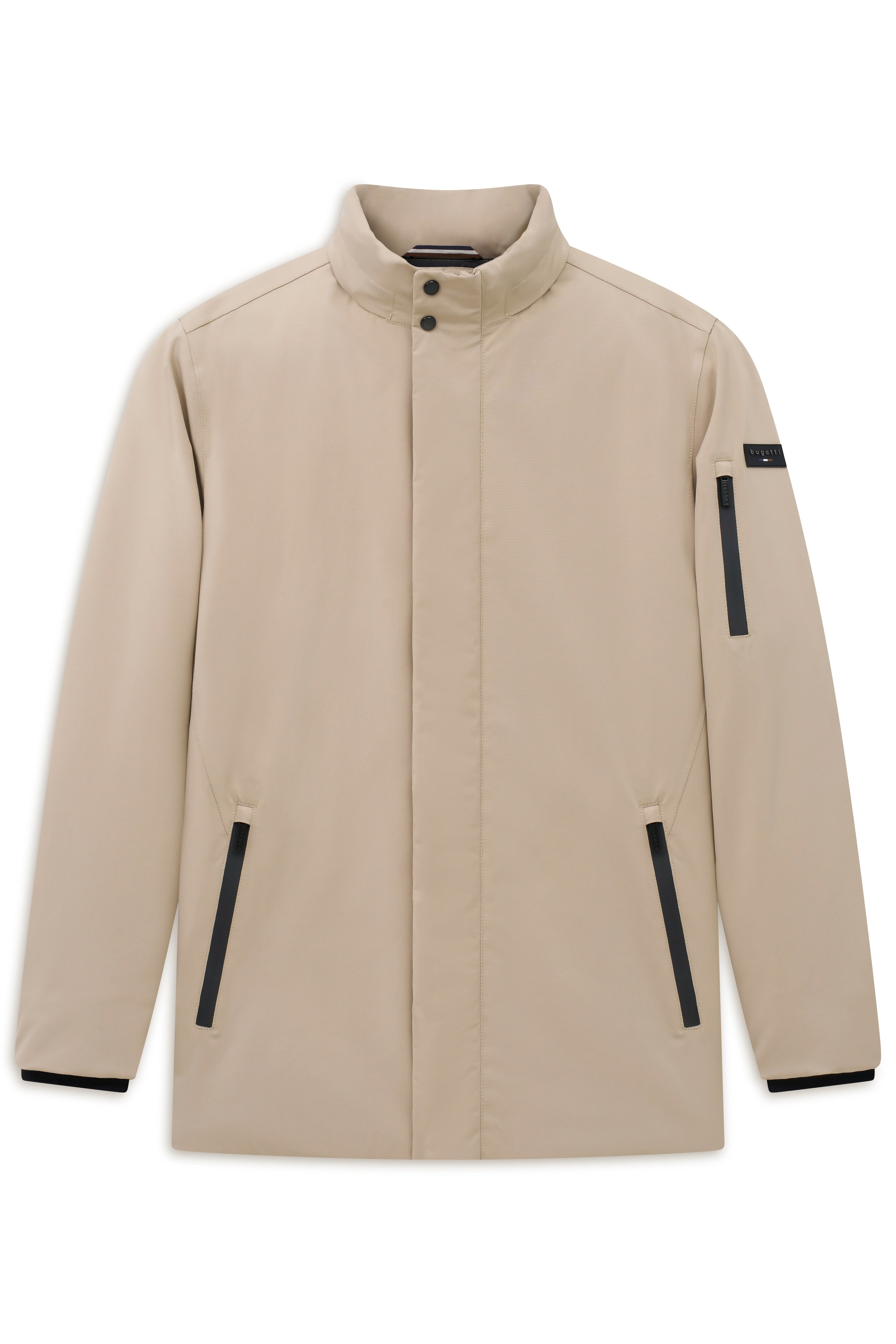 Beige bugatti Jacke, leger, mit Stehkragen, schwarzer Akzent an Taschen und Ärmeln.
