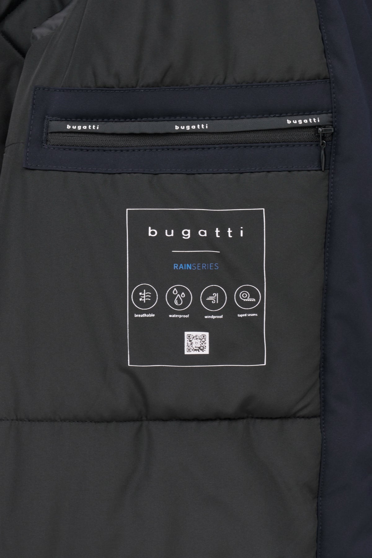 Dunkelblaue bugatti Jacke, Detailaufnahme Frontzipper, legeres Design ohne Muster.