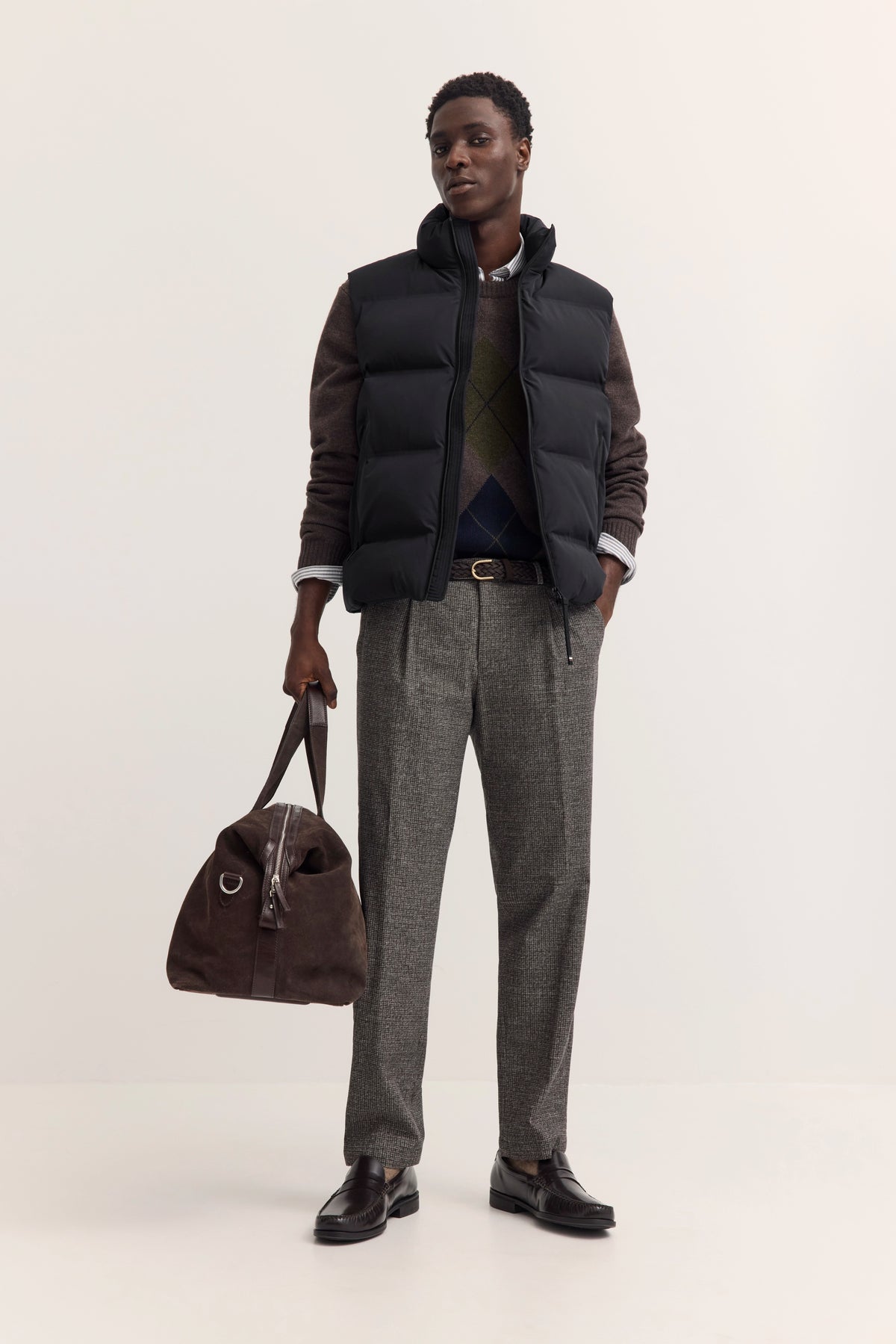 Schwarze bugatti Jacke, Nahaufnahme des Kragens mit Logo, Modelbild von hinten.