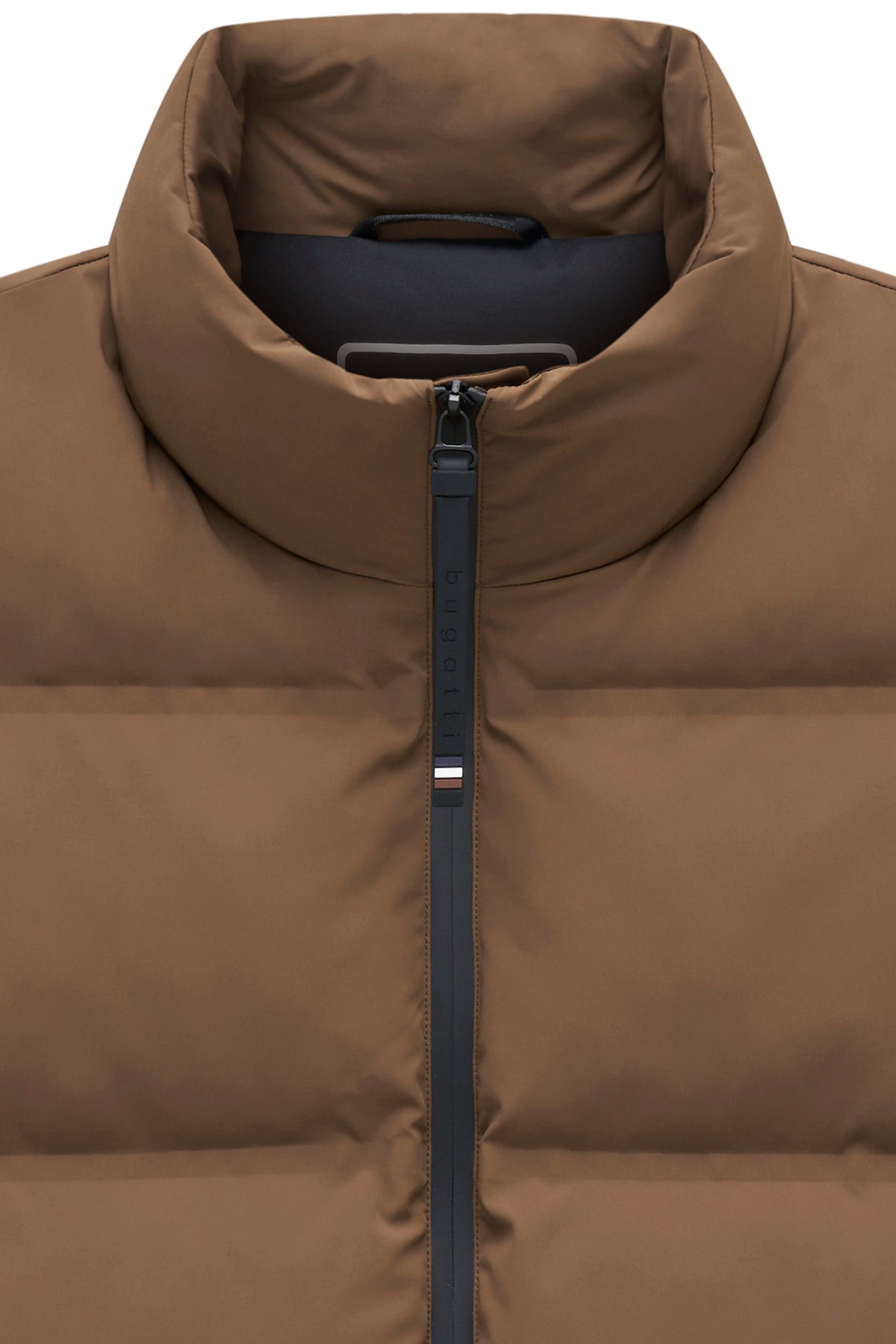 Braune bugatti Steppjacke mit hohem Kragen, Detailaufnahme, elegant und stilvoll.