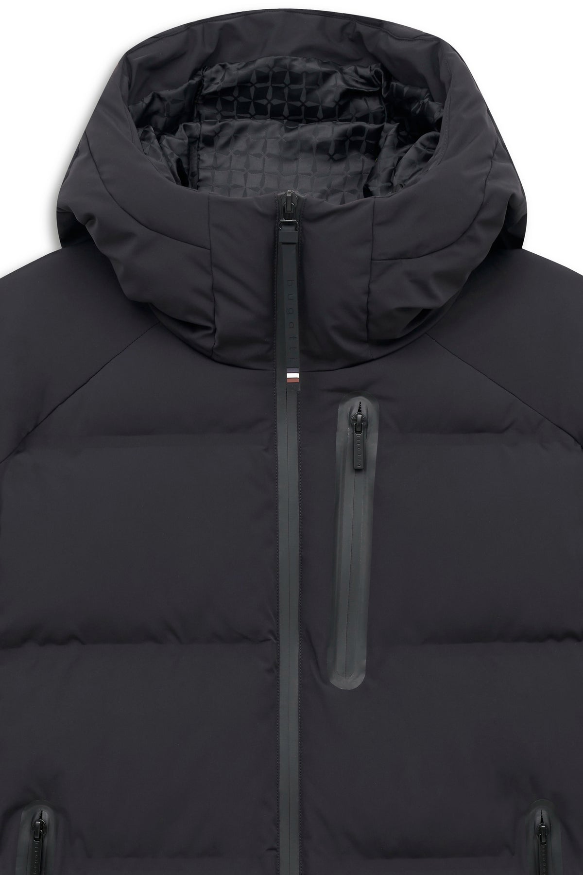 Schwarze bugatti Daunenjacke, Detailaufnahme, glattes Design, Büstenbild.
