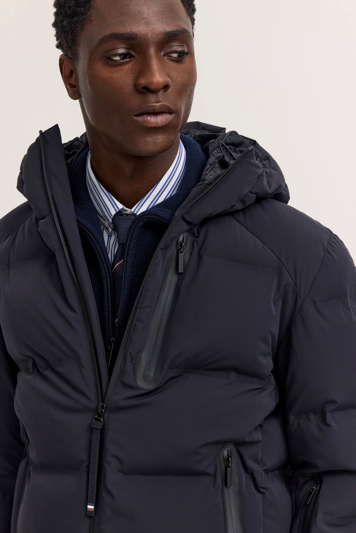 Model in dunkler bugatti Jacke und Hemd, legeres Posen, zeigt stilvolle Eleganz.