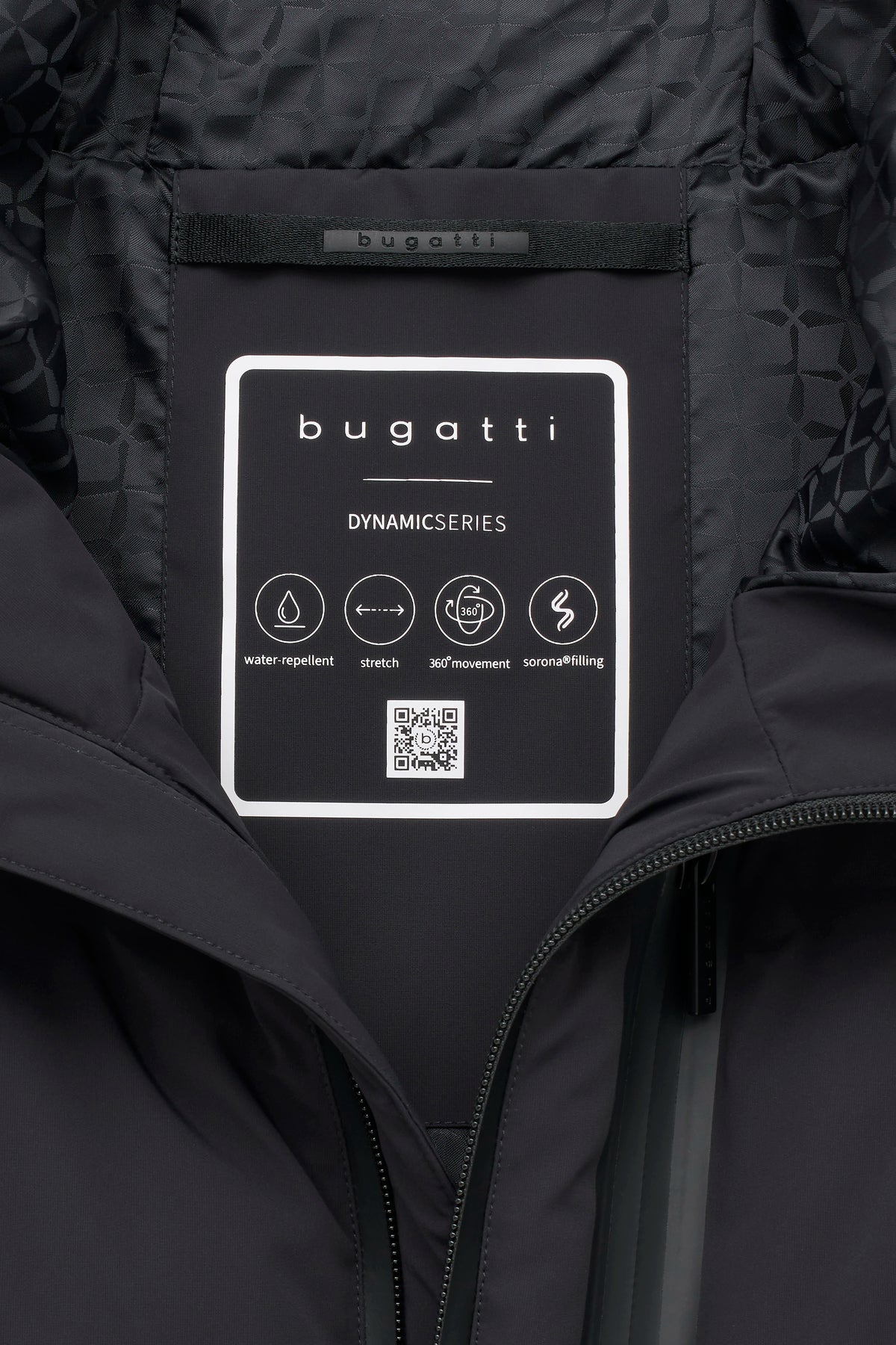 "bugatti Jacke, schwarzes Innenfutter mit Muster, Labelansicht, wetterfest und flexibel, Produktdetail."