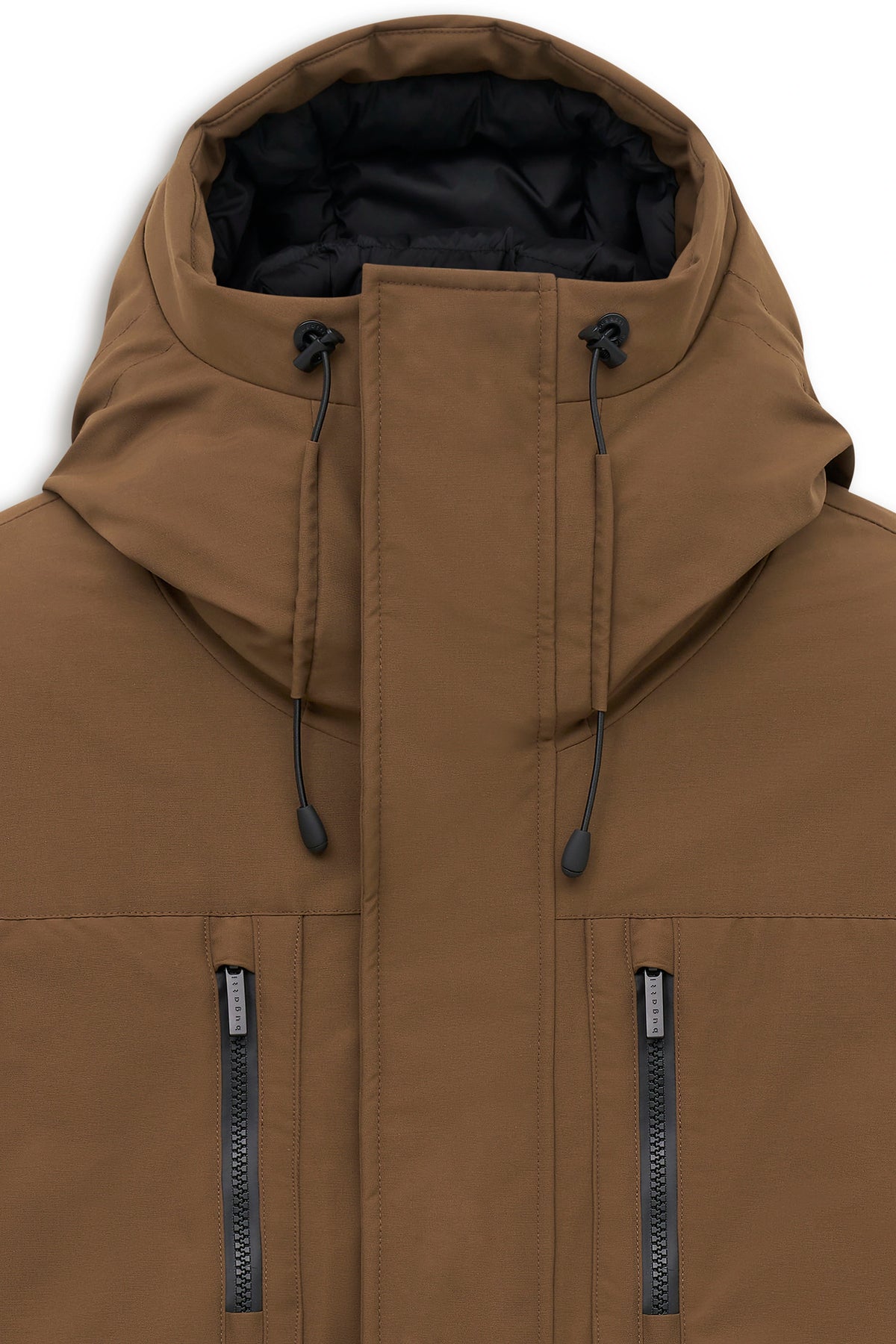 Braune bugatti Jacke mit Kapuze und Reißverschlüssen, Büstenbild.
