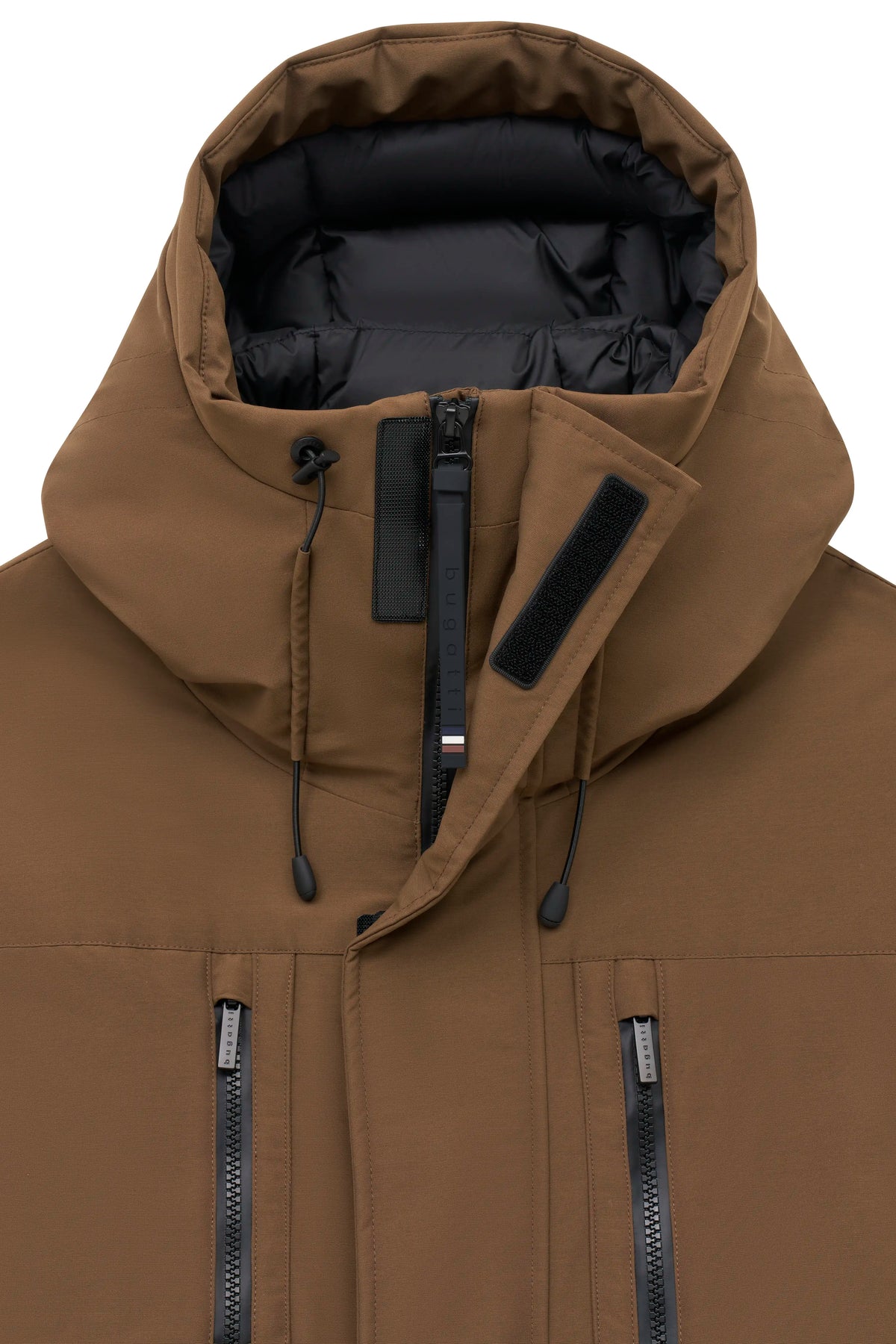 Braune bugatti Jacke mit Kapuze und Reißverschlüssen, Büstenbild.