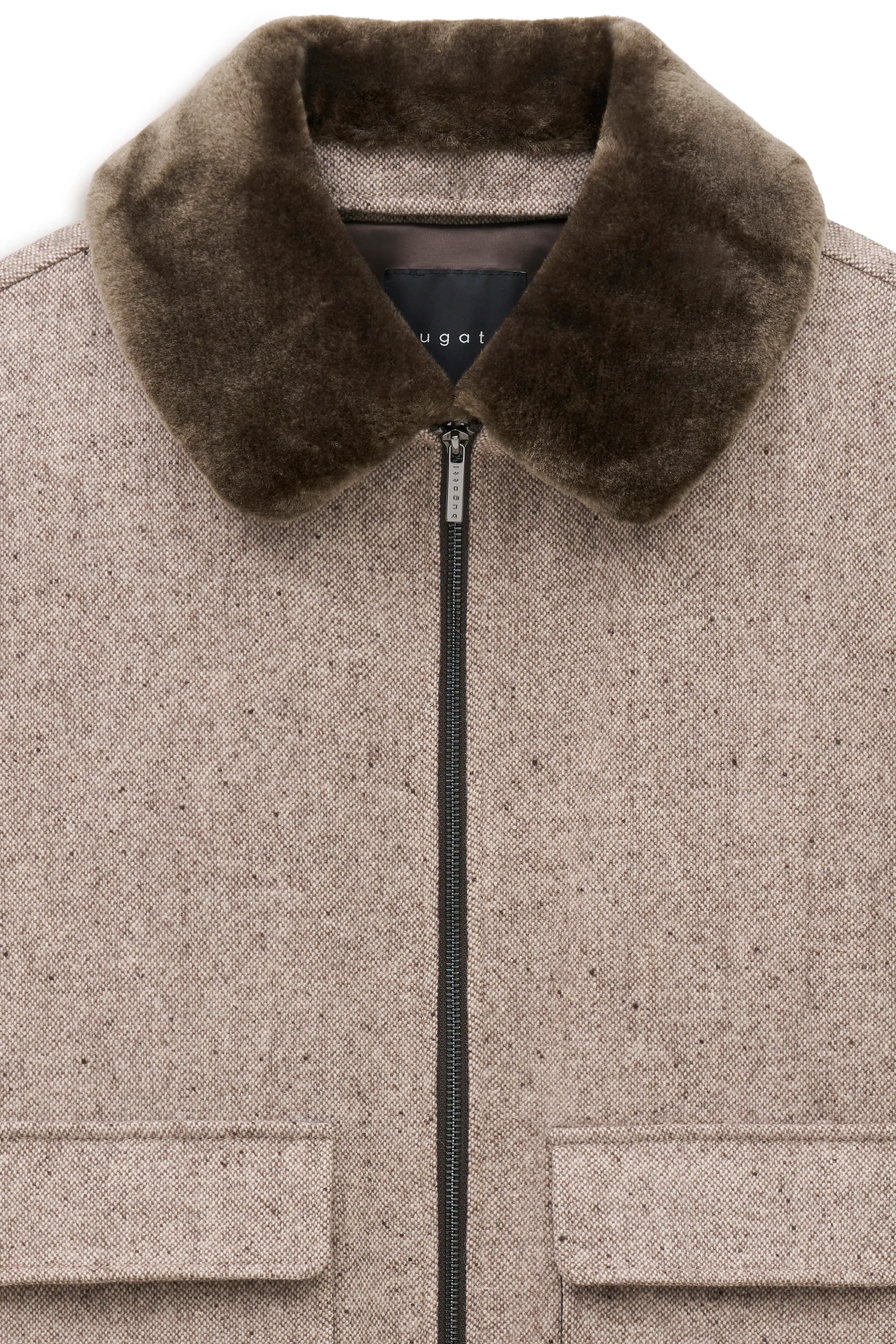 bugatti Jacke, beige mit Fellkragen, Büstenbild, stilvoll und elegant.