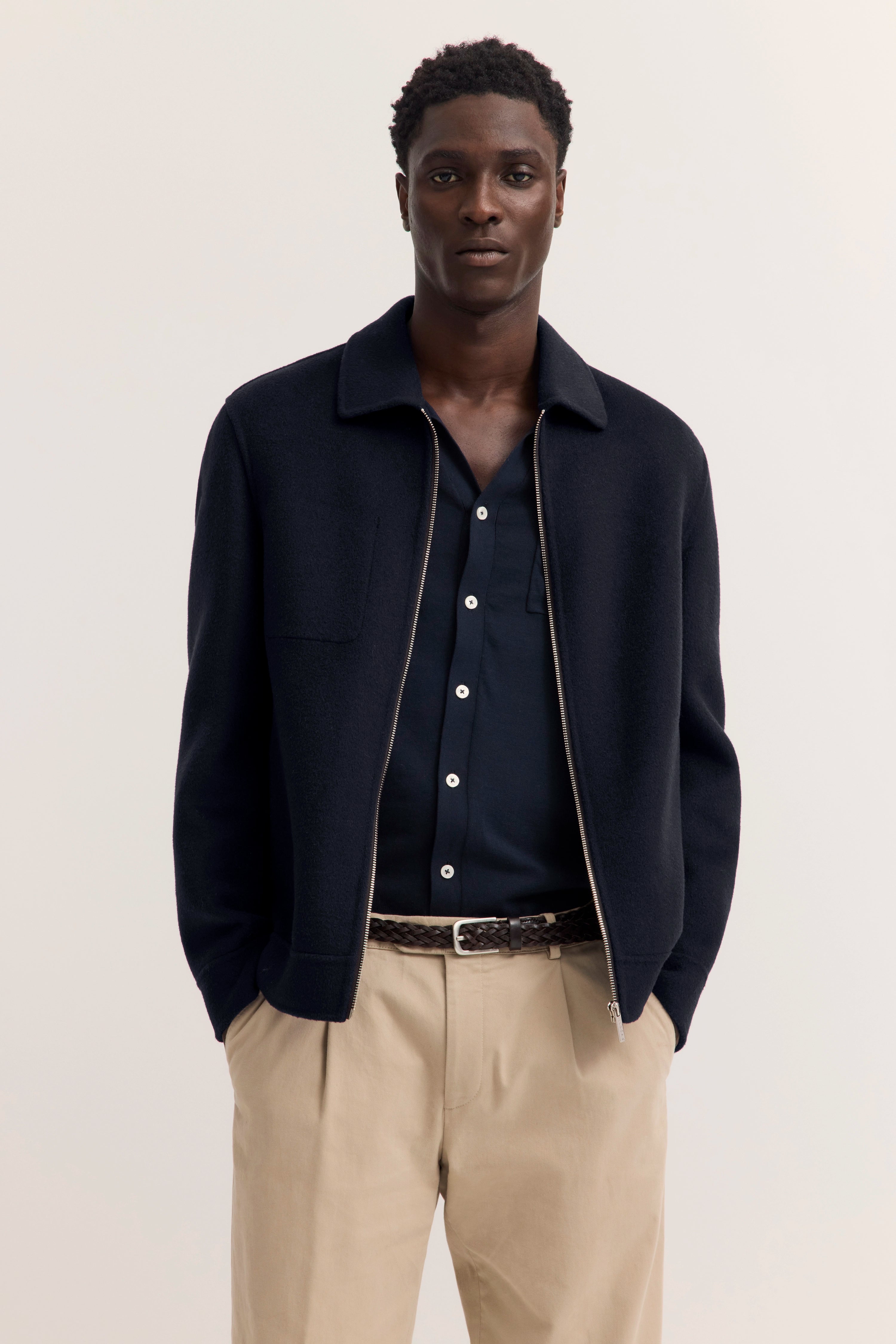 Navy Jacke und Hemd, beige Hose